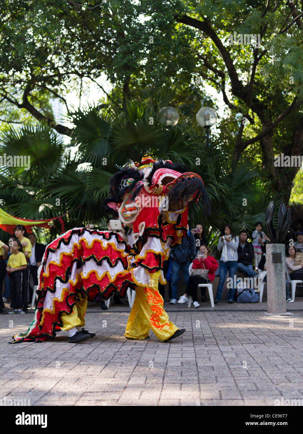 dh Kowloon Park china TSIM SHA TSUI HONGKONG Chinesische Jungen Löwentanz zeigen Touristenmassen, die traditionelle Tänze aufführen Stockfoto