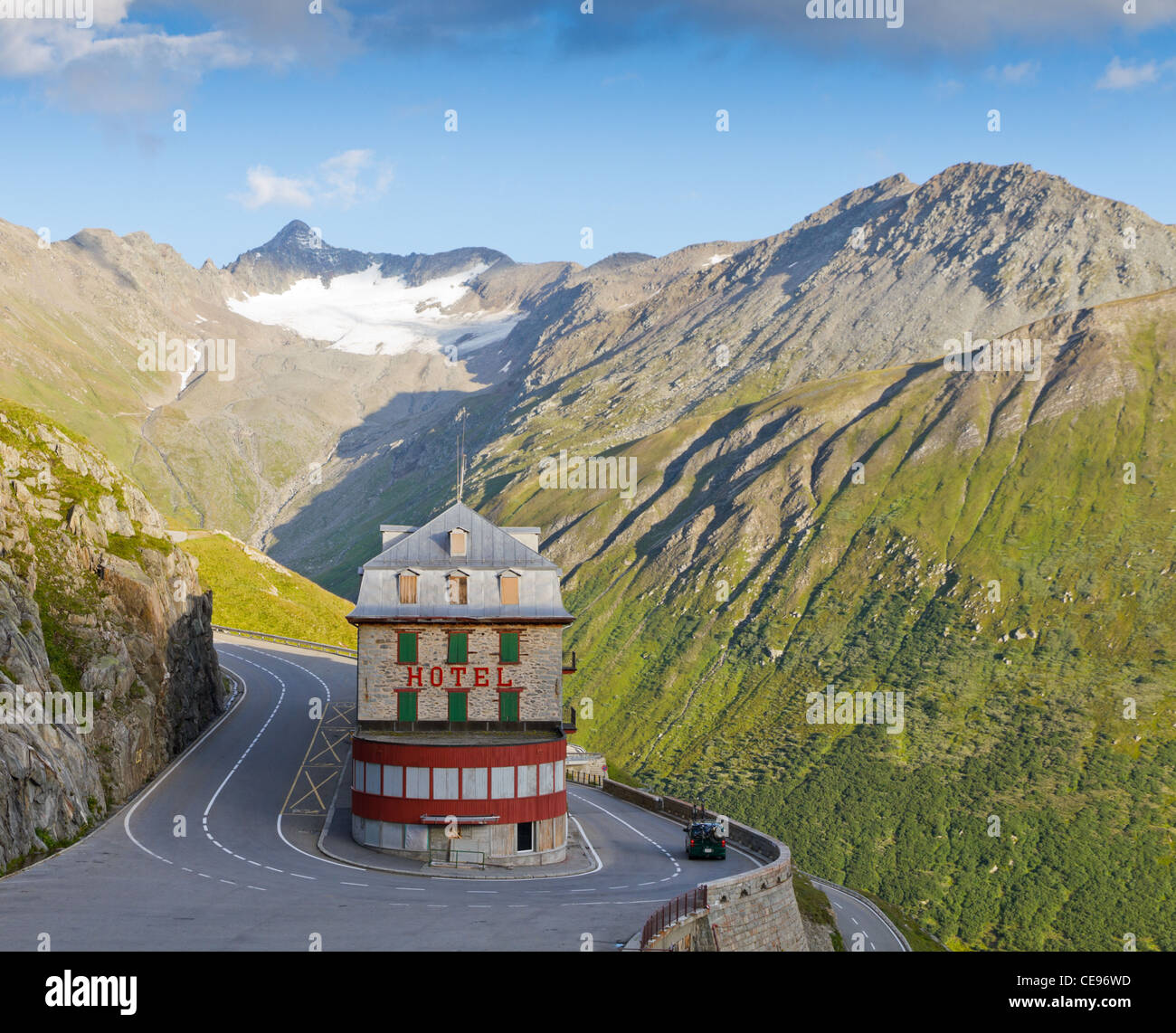 einsam, Vintage Hotel am Furka-Pass, inmitten einer kargen Hochgebirge im Pass Straße Biegung Stockfoto