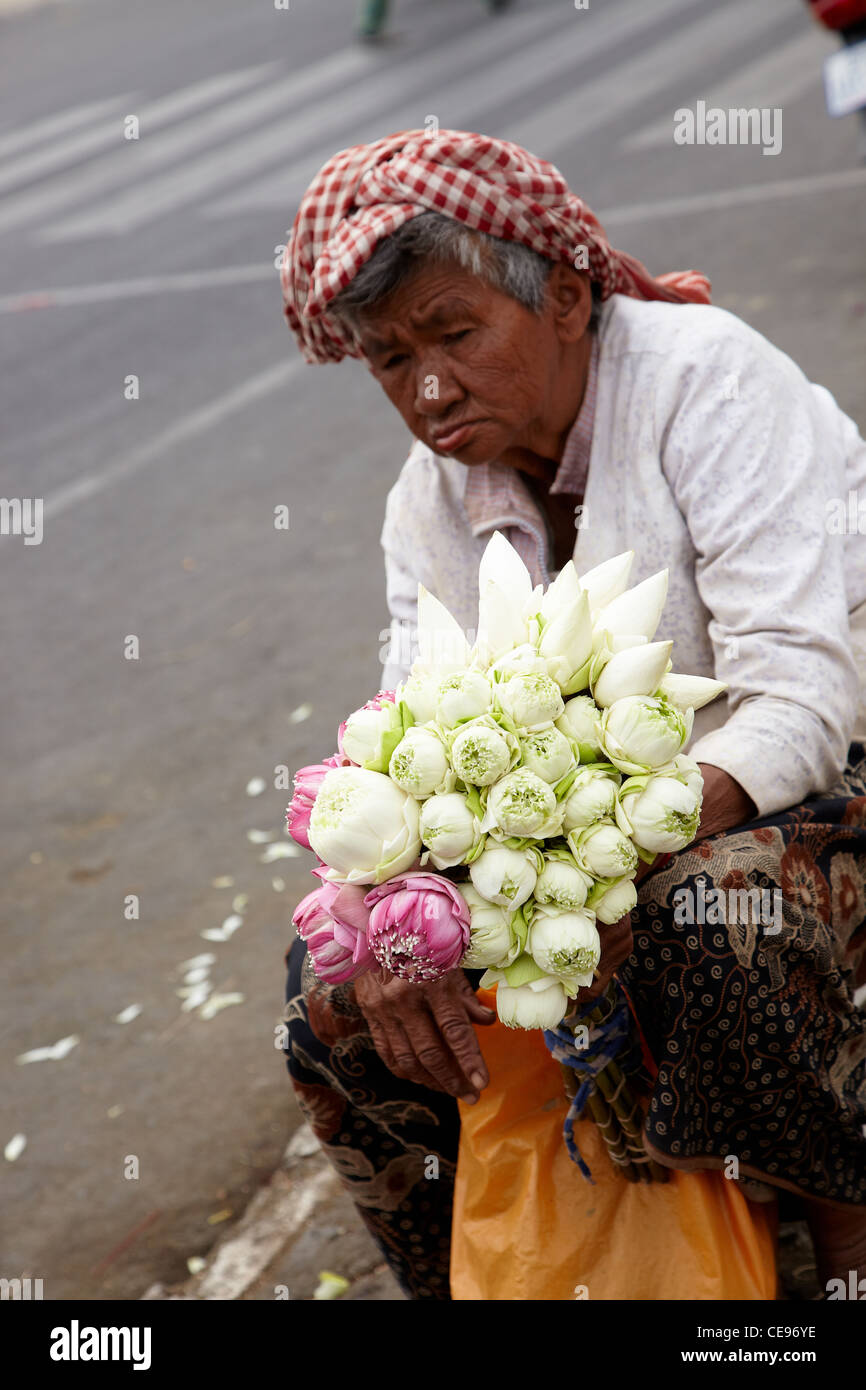 Kambodscha, Phnom Penh; Eine alte Frau, Verkauf von Blumen entlang des Flusses. Stockfoto