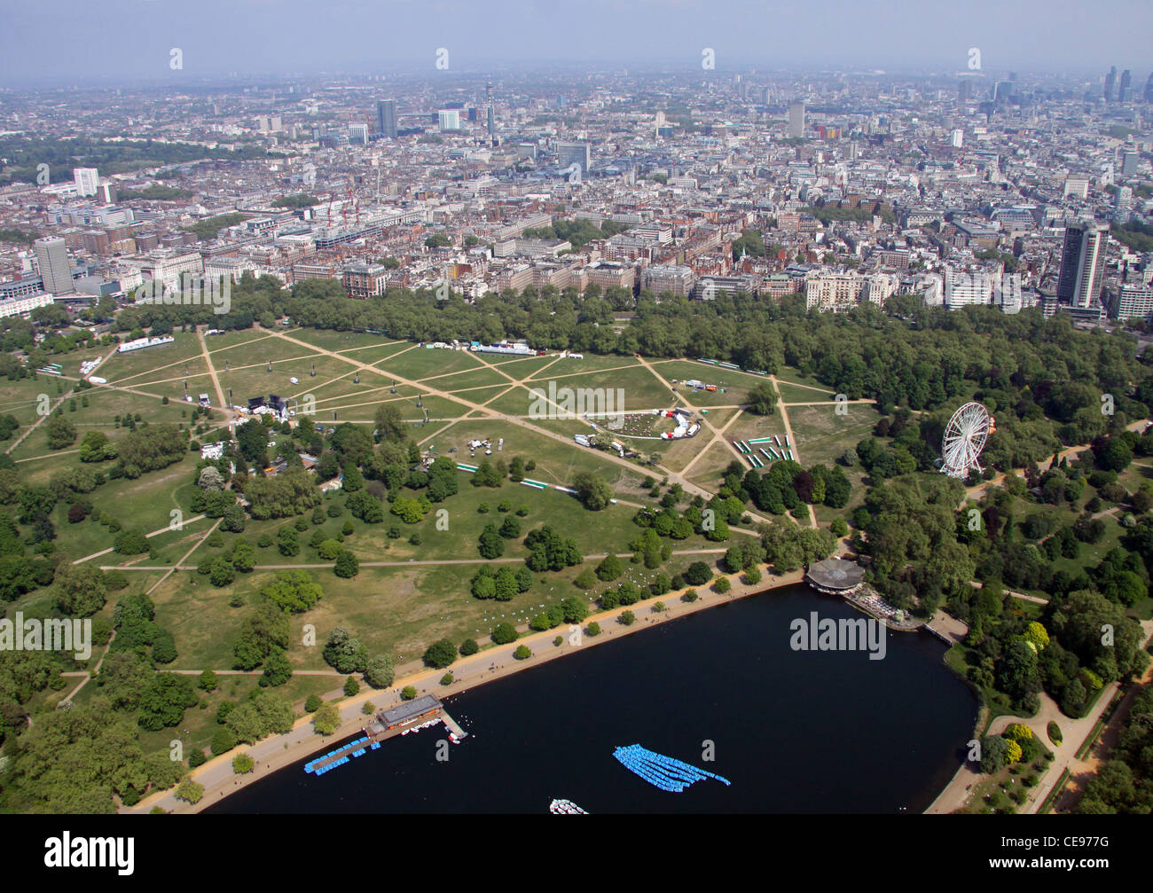 Luftaufnahme des Hyde Park in London, Großbritannien, von der oben liegenden South Carriage Drive Stockfoto