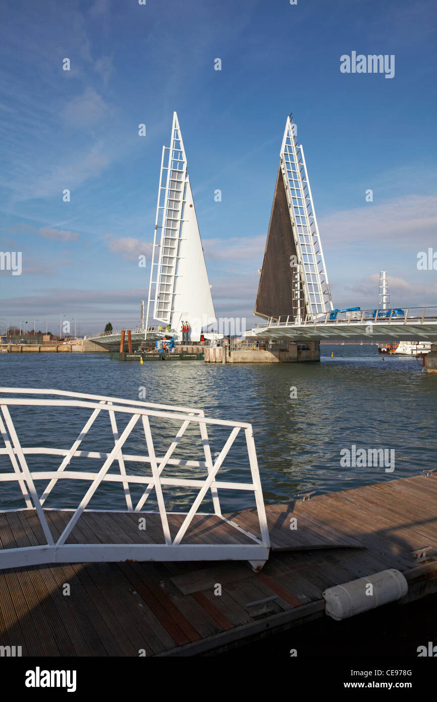 Prüfung der Öffnung der neuen twin Segel anheben Brücke über den Hafen von Poole in Poole, Dorset, Großbritannien mit dem Lastkahn durch - 2 Segel Brücke, Klapp Stockfoto