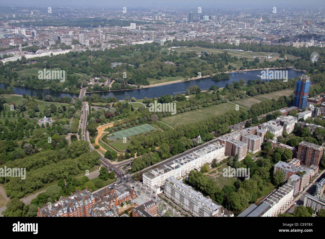Luftaufnahme des Hyde Park in London, Großbritannien, von der oben liegenden South Carriage Drive Stockfoto