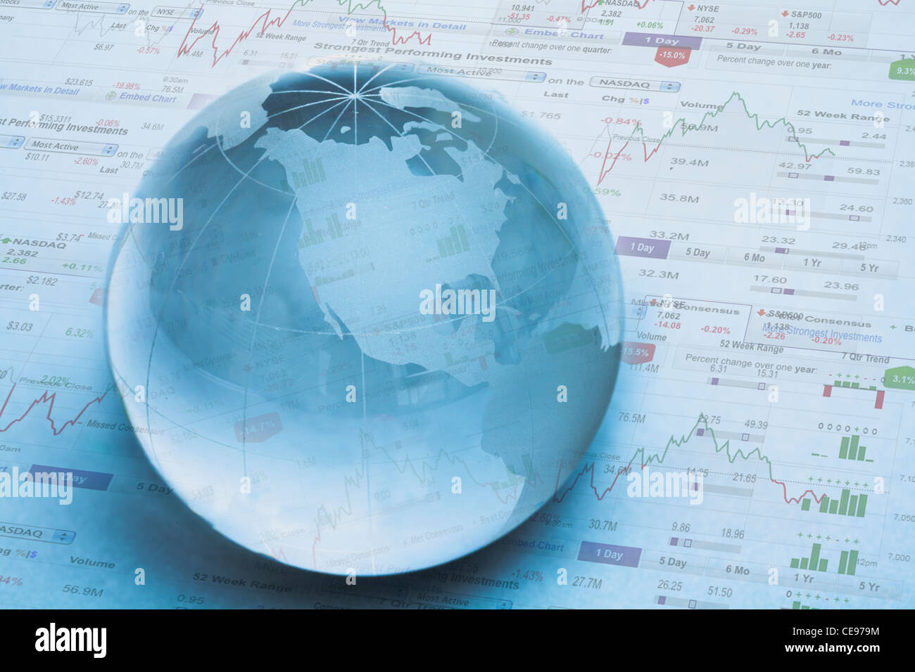 Studioaufnahme des Globus auf Finanzseiten Stockfoto