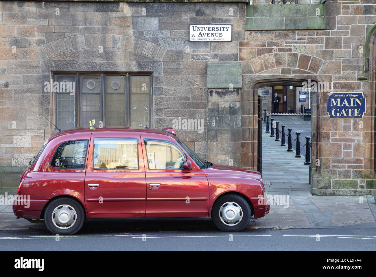 Ein Taxi vor dem Haupttor an der Universität von Glasgow in Schottland, Großbritannien Stockfoto
