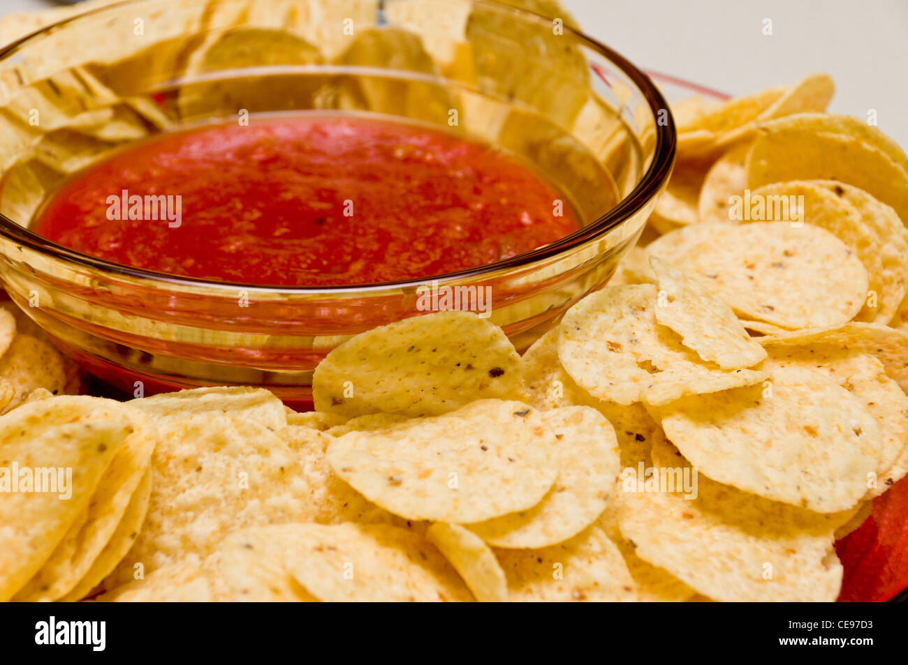Tomaten-Salsa und Tortilla-Chips auf einem Teller Stockfoto