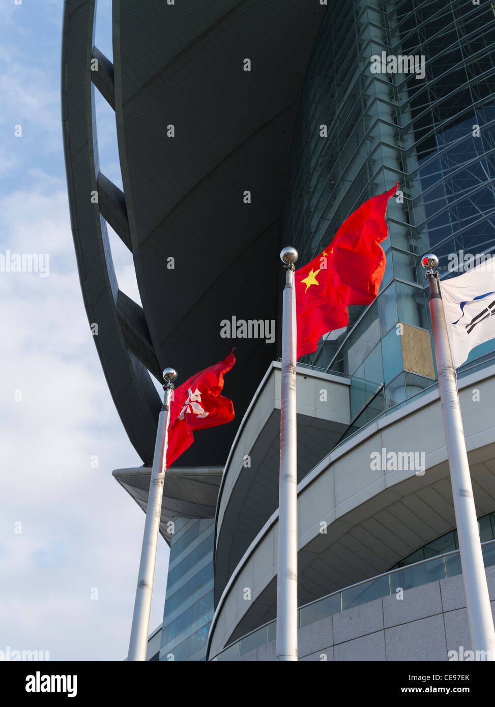 Dh HKCEC Gebäude WAN CHAI HONG KONG China und Hong Kong flags Convention Exhibition Centre China Flagge Stockfoto