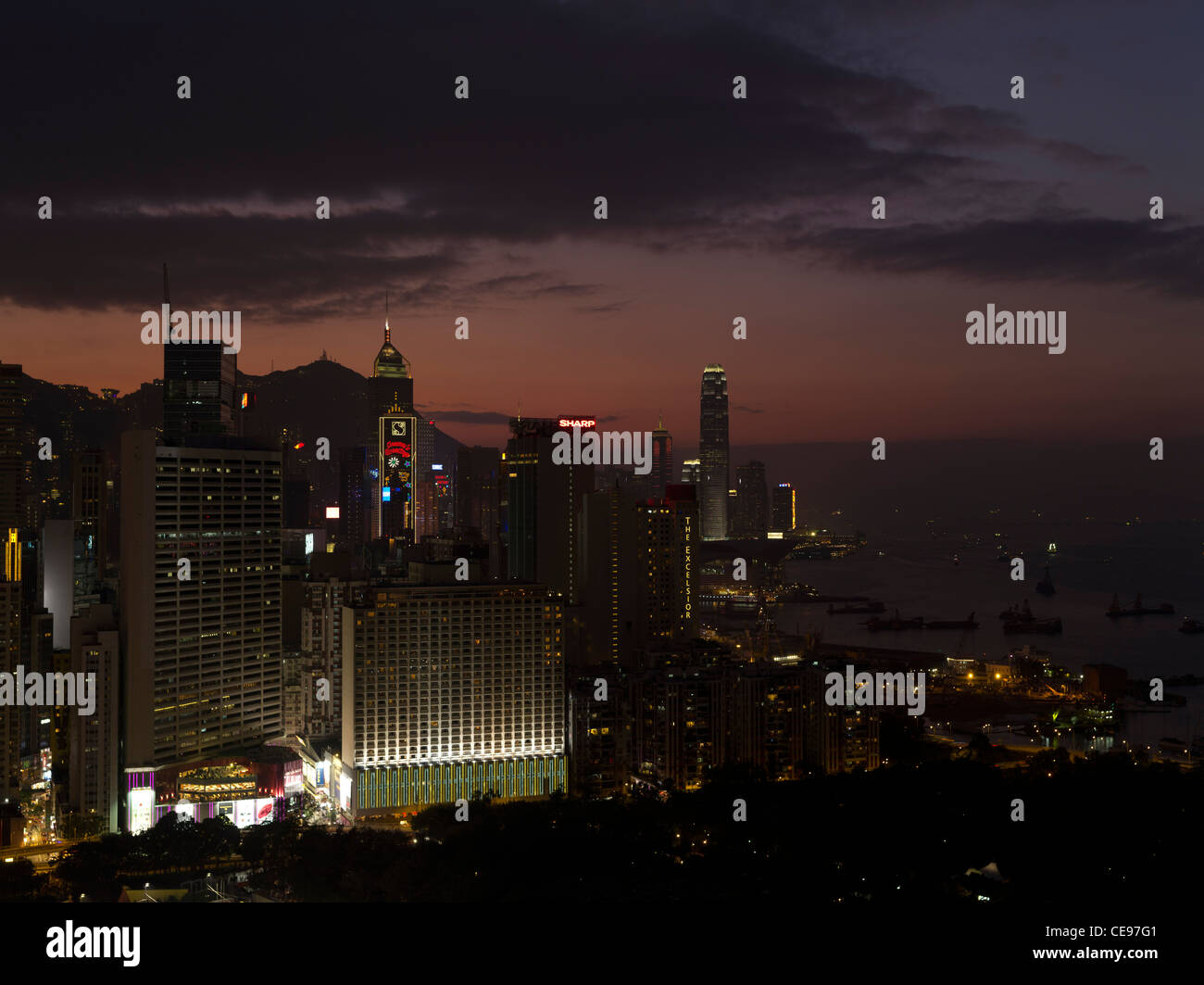 Hafengebäuden dh CAUSEWAY BAY Sunset in Hong Kong Skyline Dämmerung Nacht China Stadtbild Stockfoto