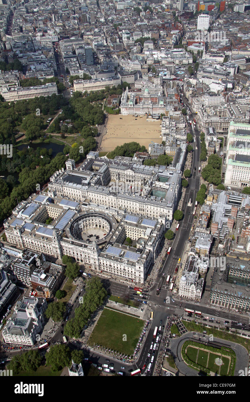 Luftaufnahme von Whitehall in London, zeigt Downing Street, FCO, Kabinett und Horse Guards Parade Stockfoto
