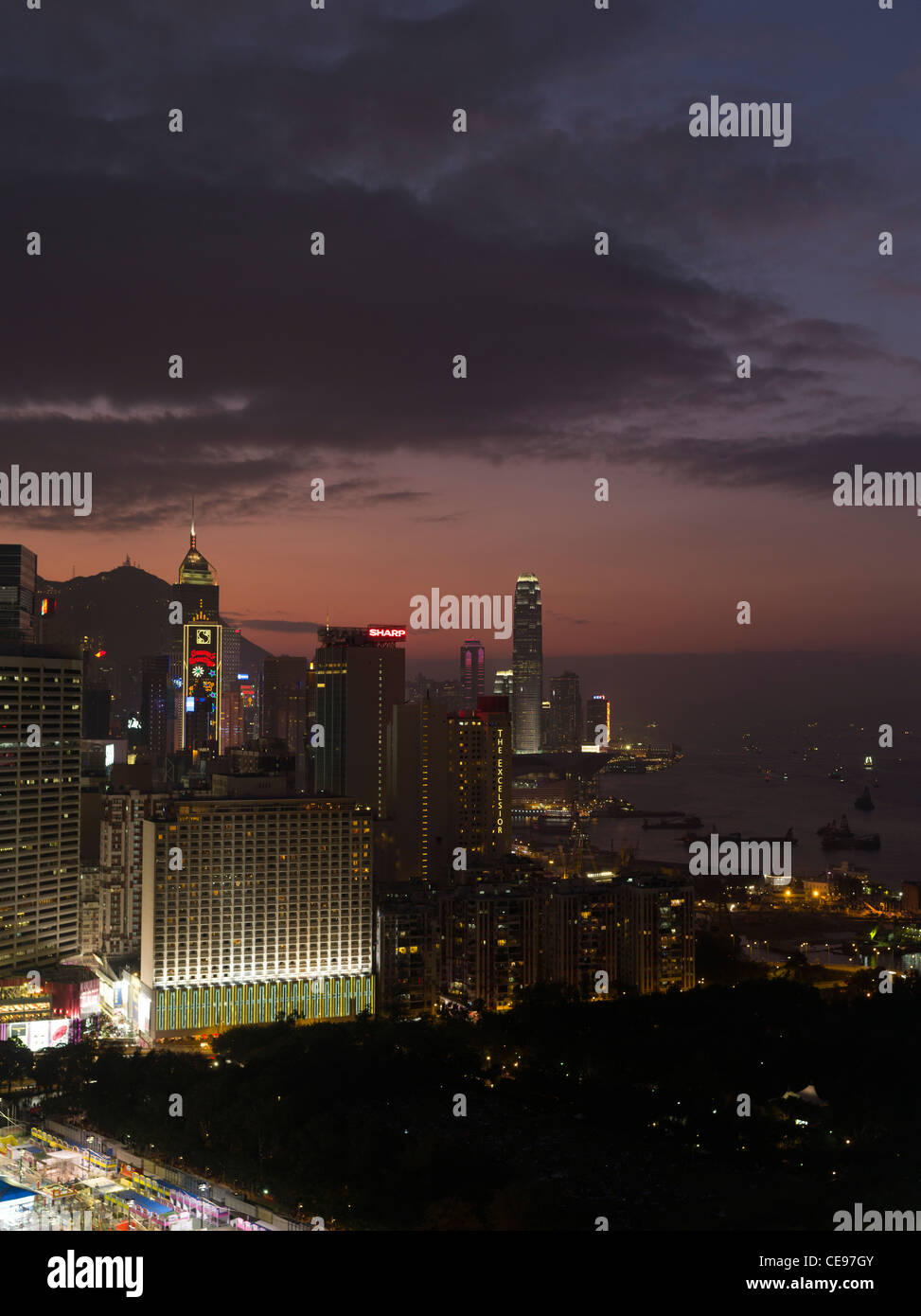 Hafengebäuden dh CAUSEWAY BAY Sunset in Hong Kong Skyline Dämmerung Nacht China Stadtbild Stockfoto