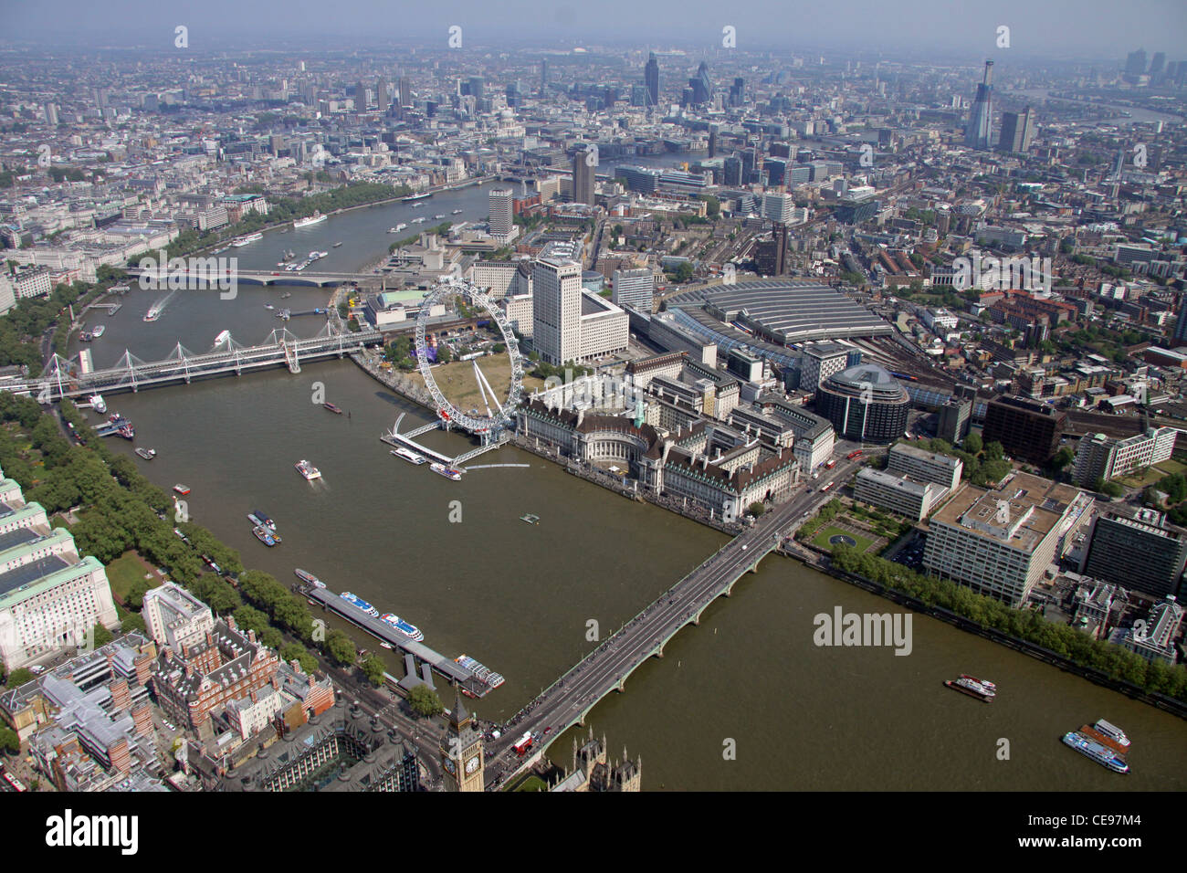 Luftaufnahme mit Blick über die Westminster Bridge und die Themse in Richtung London Eye am Südufer in Lambeth, London SE11 Stockfoto
