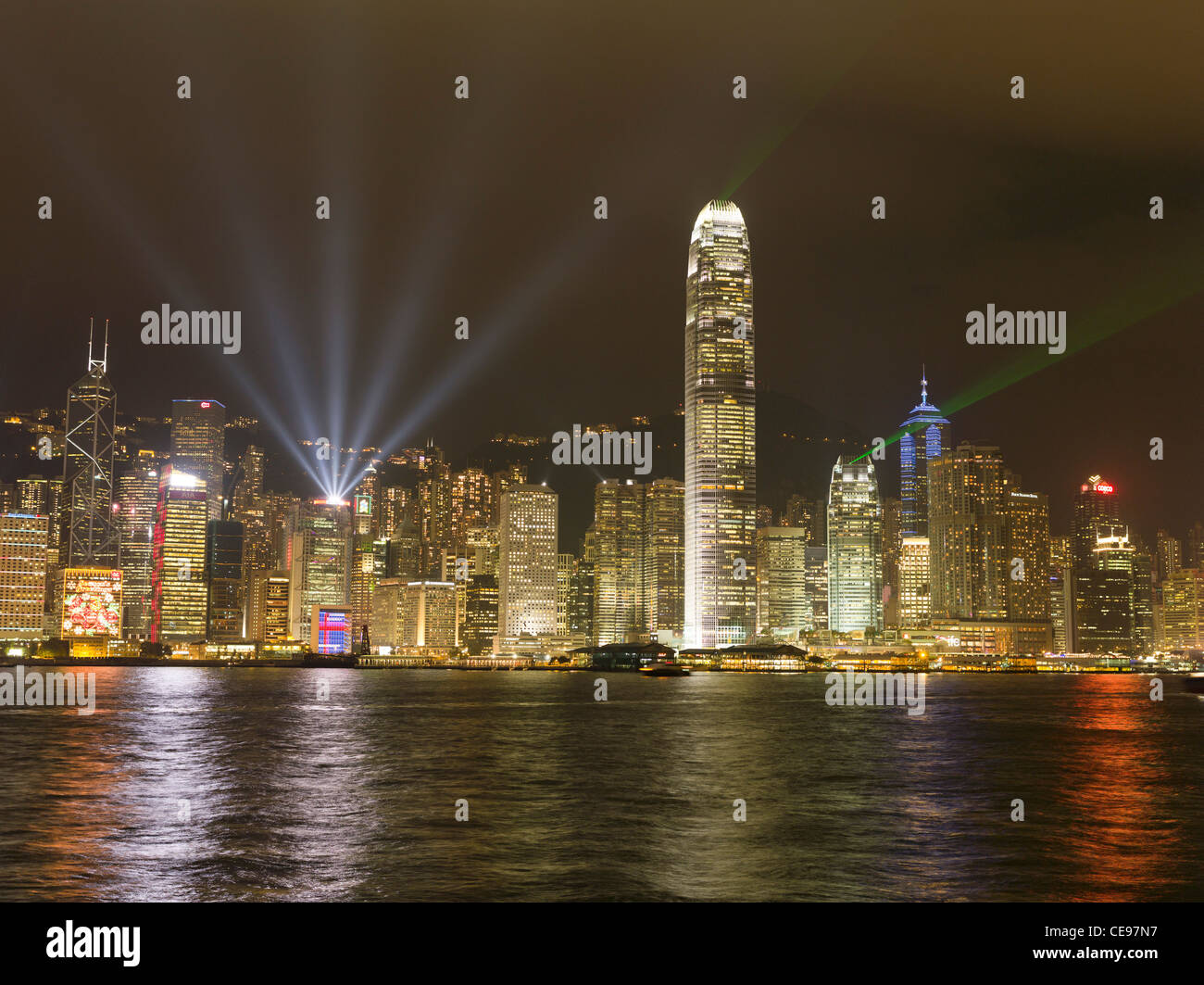 dh Light Show HONG KONG HARBOUR HONG KONG Victoria Harbour Symphony of Lights Laser Show Waterfront Wolkenkratzer Night Stockfoto