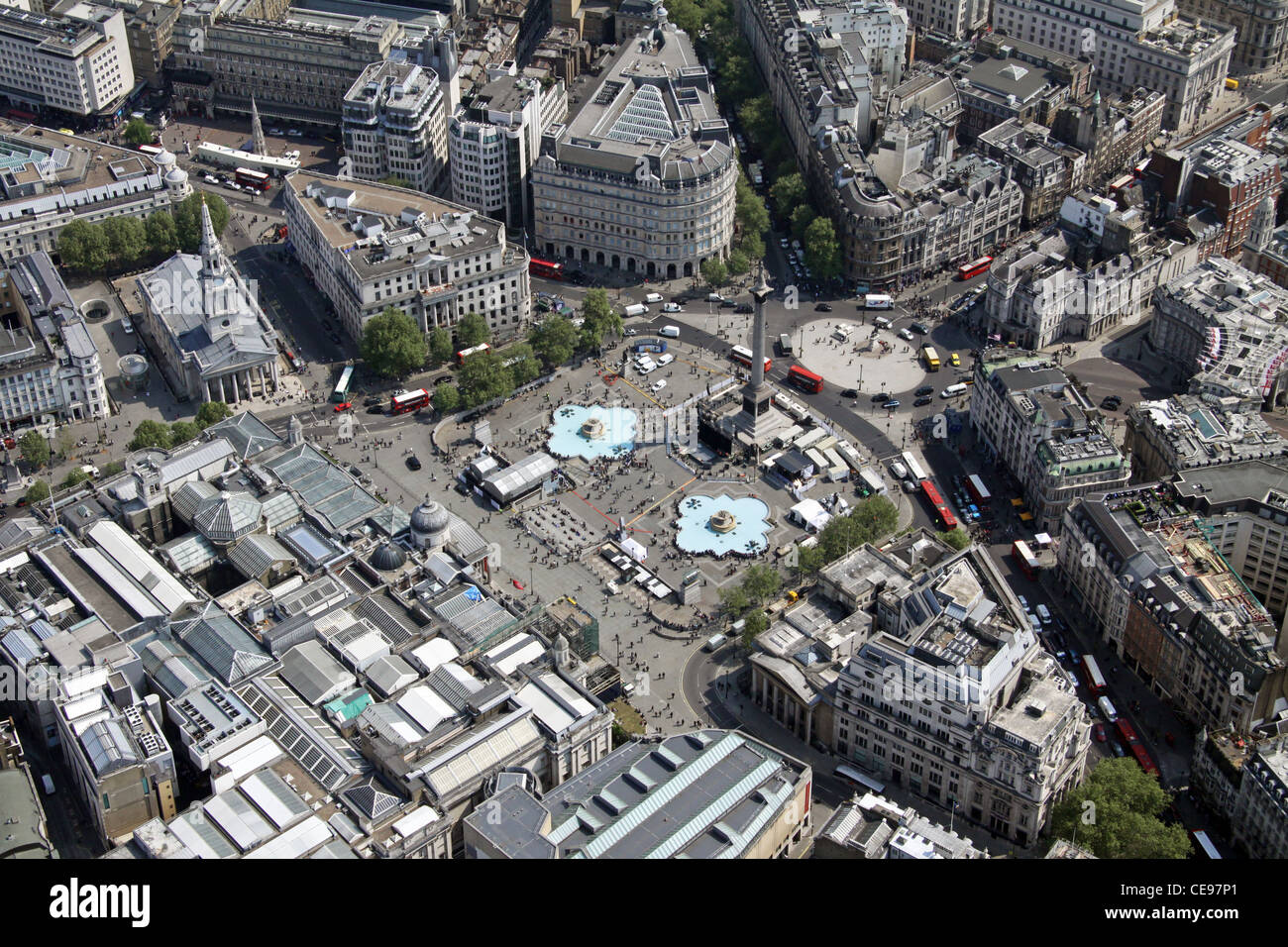 Luftaufnahme des Trafalgar Square & Nelson's Column mit der National Gallery unten links, London WC2 Stockfoto