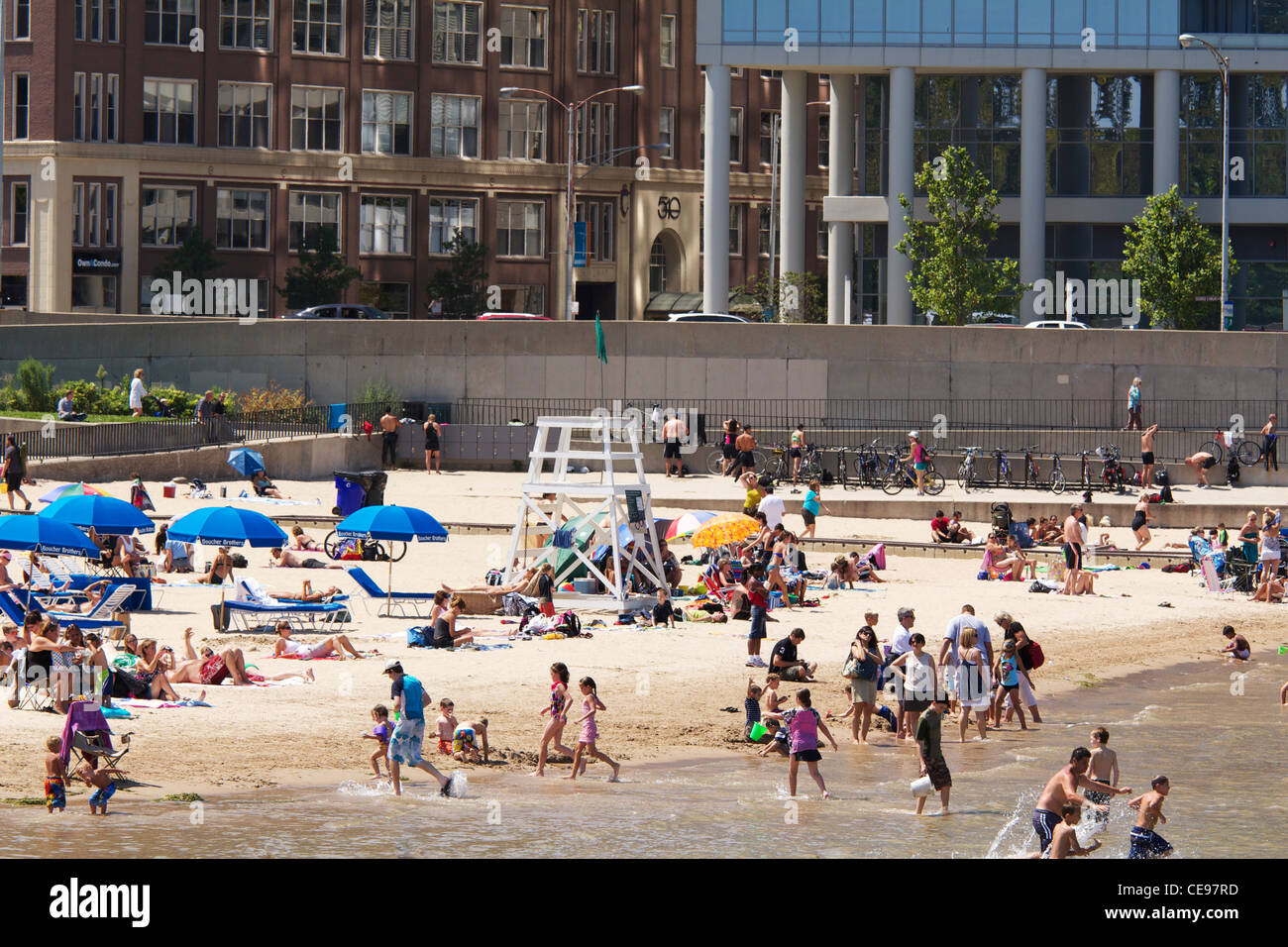 Oak Street Beach Chicago überfüllt. Stockfoto