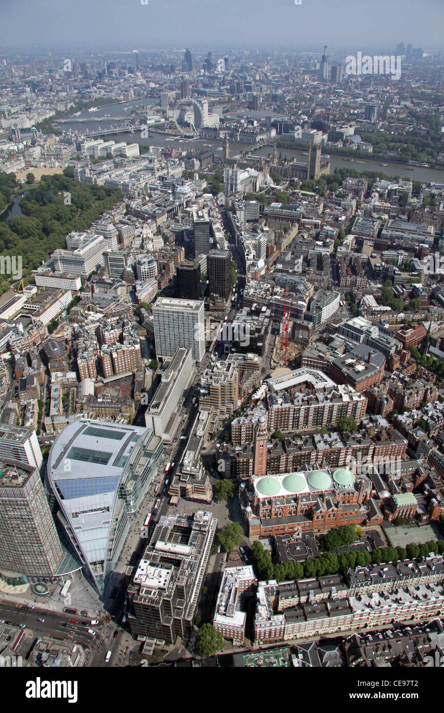 Luftaufnahme von Cardinal Place & Westminster Cathedral mit Blick nach Osten auf die A302 Victoria Street, London SW1 Stockfoto