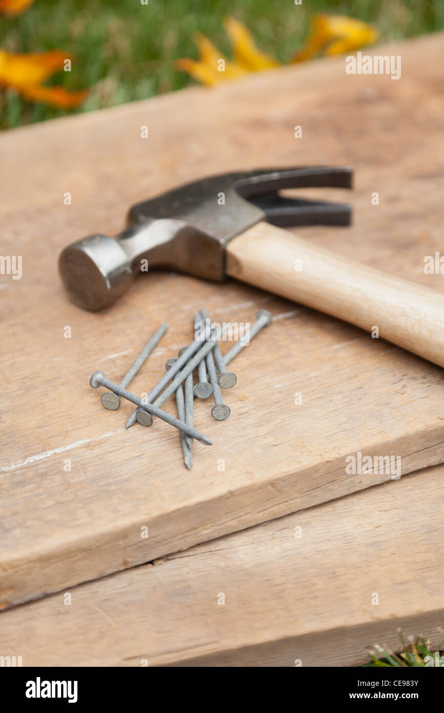 USA, Illinois, Metamora, Hammer und Nägeln auf Holz Stockfoto