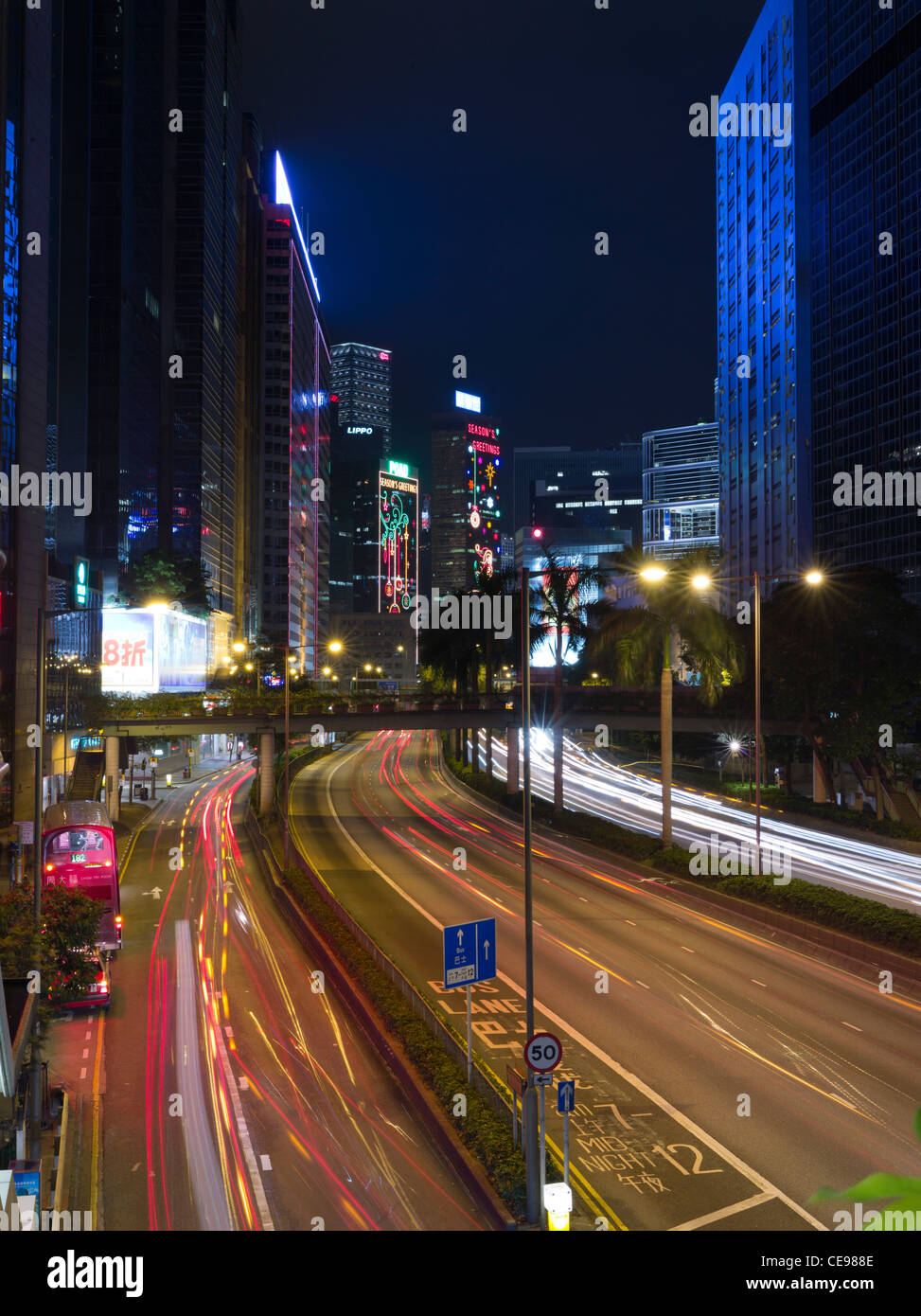 dh Gloucester Road WAN CHAI HONG KONG Wolkenkratzer Tower Gebäude Weihnachtslichter Nacht wanchai Moderne menschenleere Autobahn Stockfoto