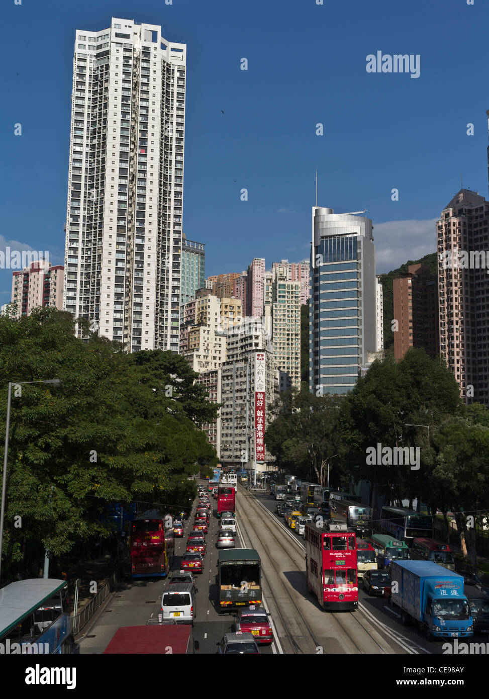 Dh CAUSEWAY BAY Hong Kong Straße langen Stau Hochhaus Wolkenkratzer Stadt Straßen Stadtbild Stockfoto