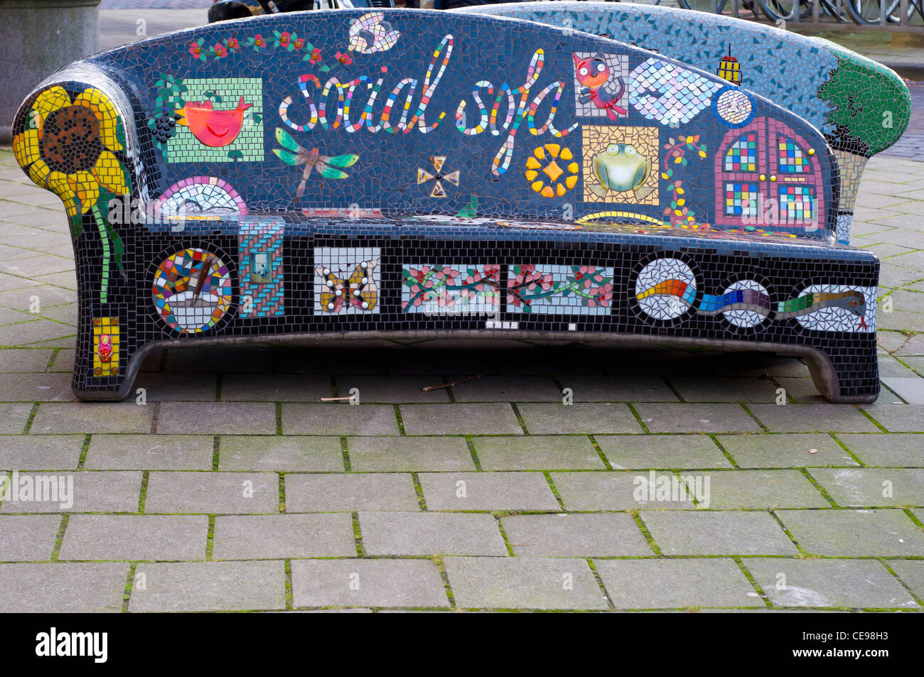 Niederlande, Holland Avenue Willemsparkweg Amsterdam, Bank mit Mosaik Stockfoto