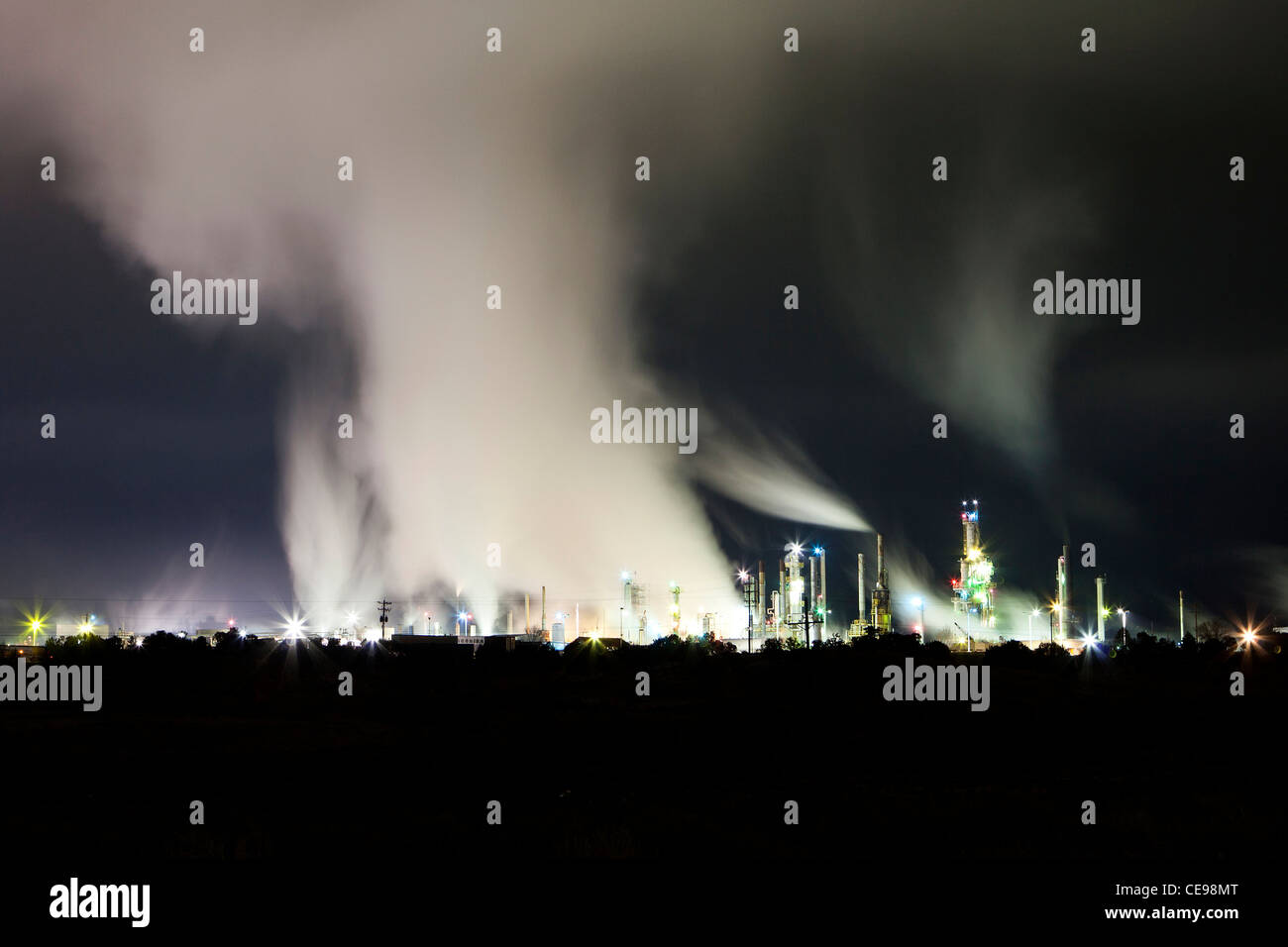 Dampf steigt von Industrieanlagen Stockfoto