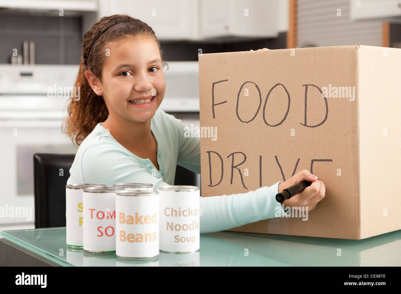 USA, Illinois, Metamora, lächelnde Mädchen (10-11) Vorbereitung Essen fahren in Küche Stockfoto