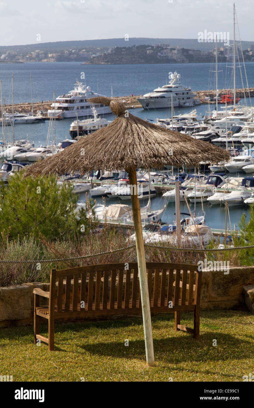 Anzeigen von Puerto Portals Hafen durch eine Gartenterrasse Calvia Kommunal, Mallorca Mallorca Balearen Spanien Stockfoto