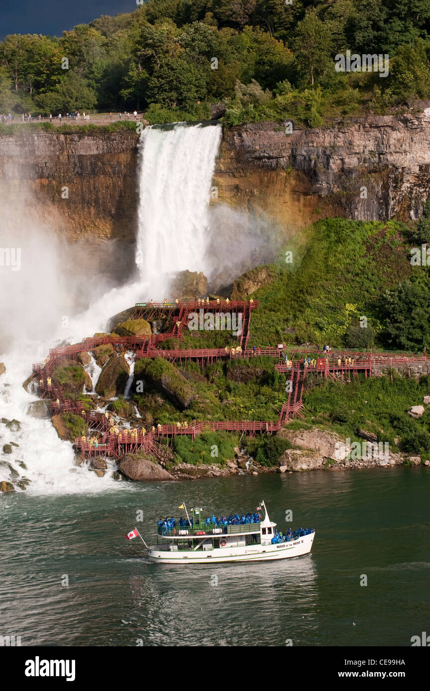 Mädchen des Nebels vorbei Bridal Falls in Niagara Falls. Stockfoto