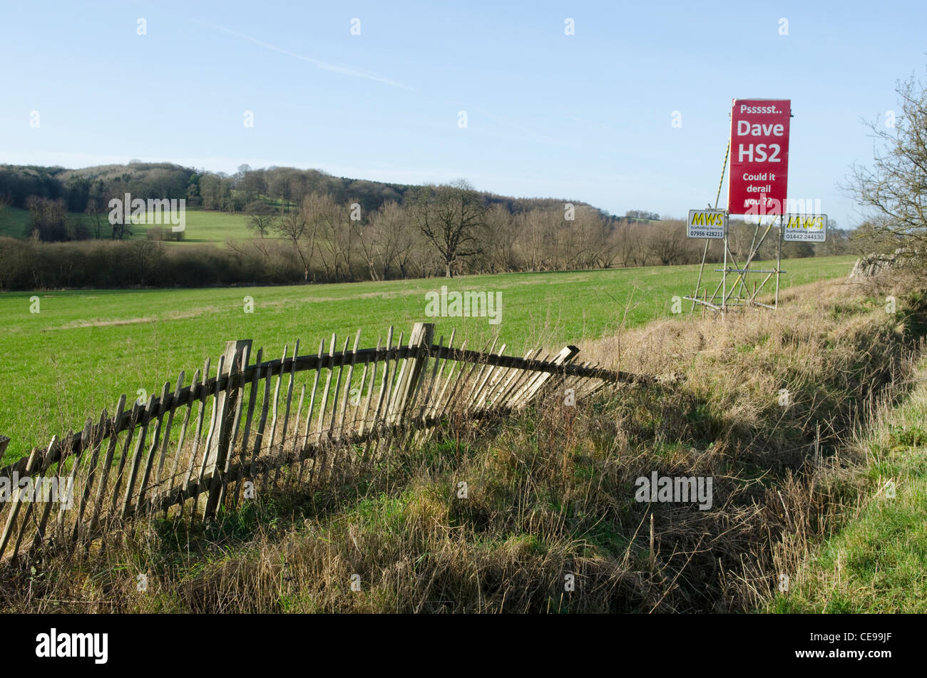 Protest gegen HS2 Schiene Vorschlag zeigt sich in Zeichen um die Chilterns in Buckinghamshire Stockfoto
