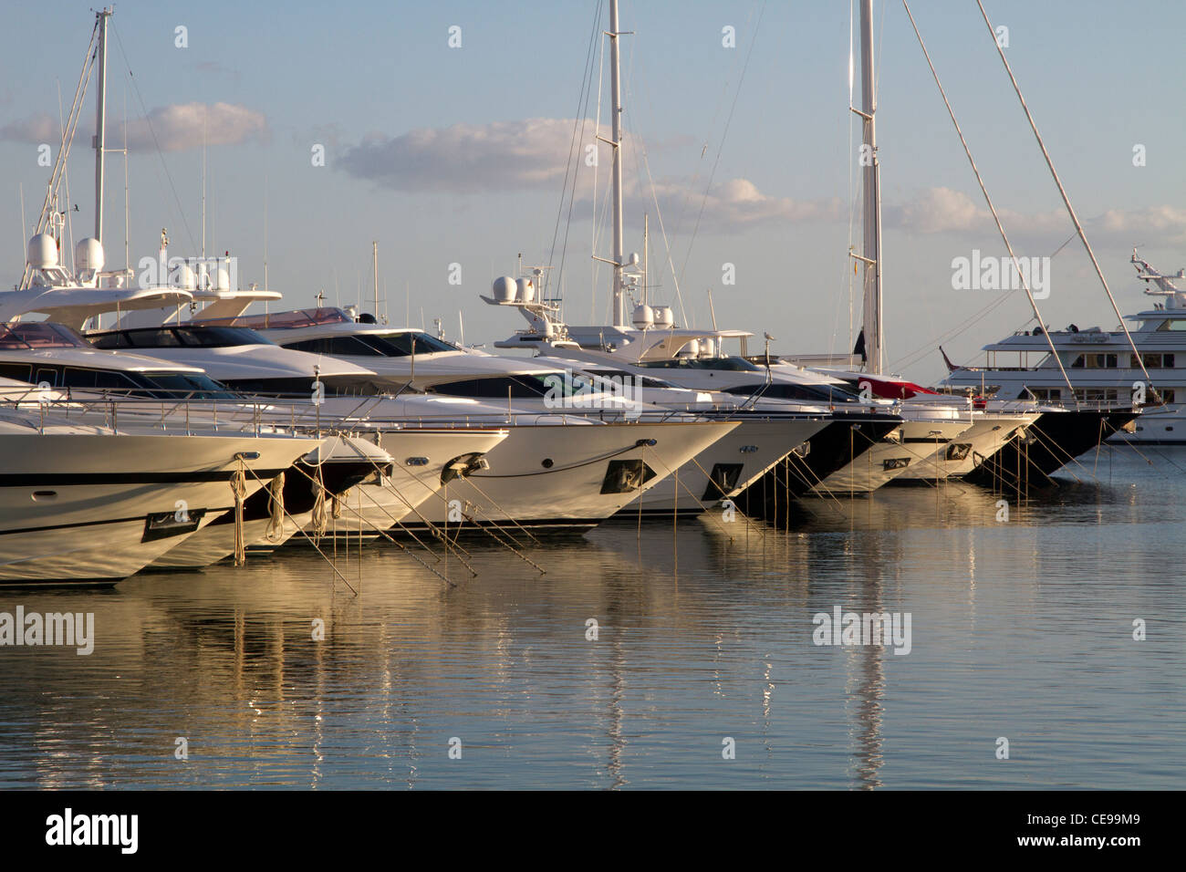 Luxury Yacht Motor Boats In Fotos Und Bildmaterial In Hoher Aufl sung luxury-yacht-motor-boats-in-fotos-und-bildmaterial-in-hoher-aufl-sung