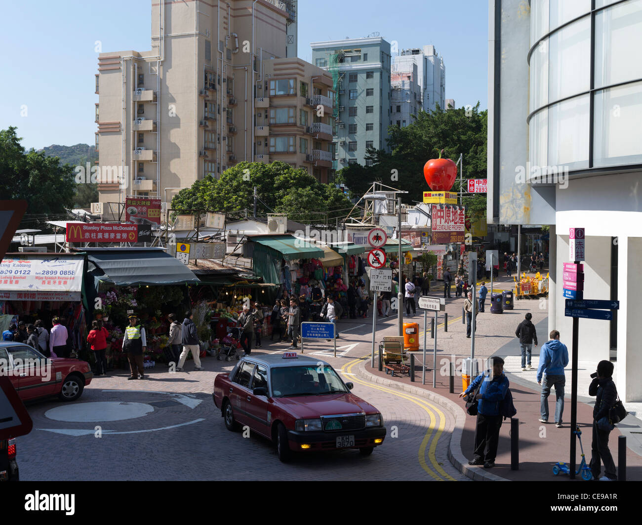 dh STANLEY HONG KONG Red Taxi und Stanley Market Stände Outdoor-Märkte Stockfoto