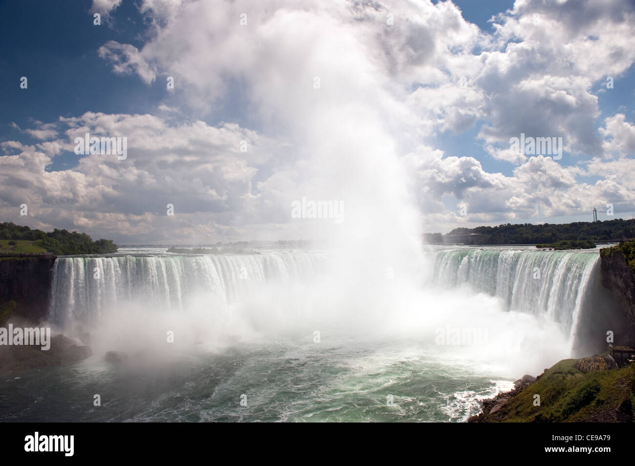 Horseshoe Falls auf der kanadischen Seite von Niagara Falls, mit Nebel und Spray. Stockfoto