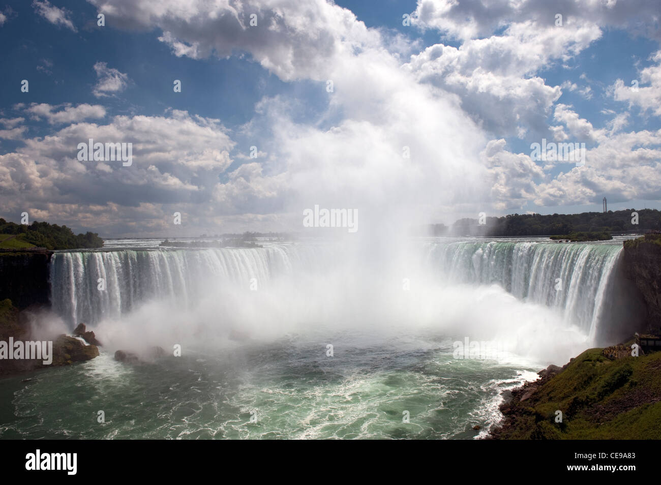 Horseshoe Falls auf der kanadischen Seite der Niagarafälle anzeigen Fahne von Spray. Stockfoto