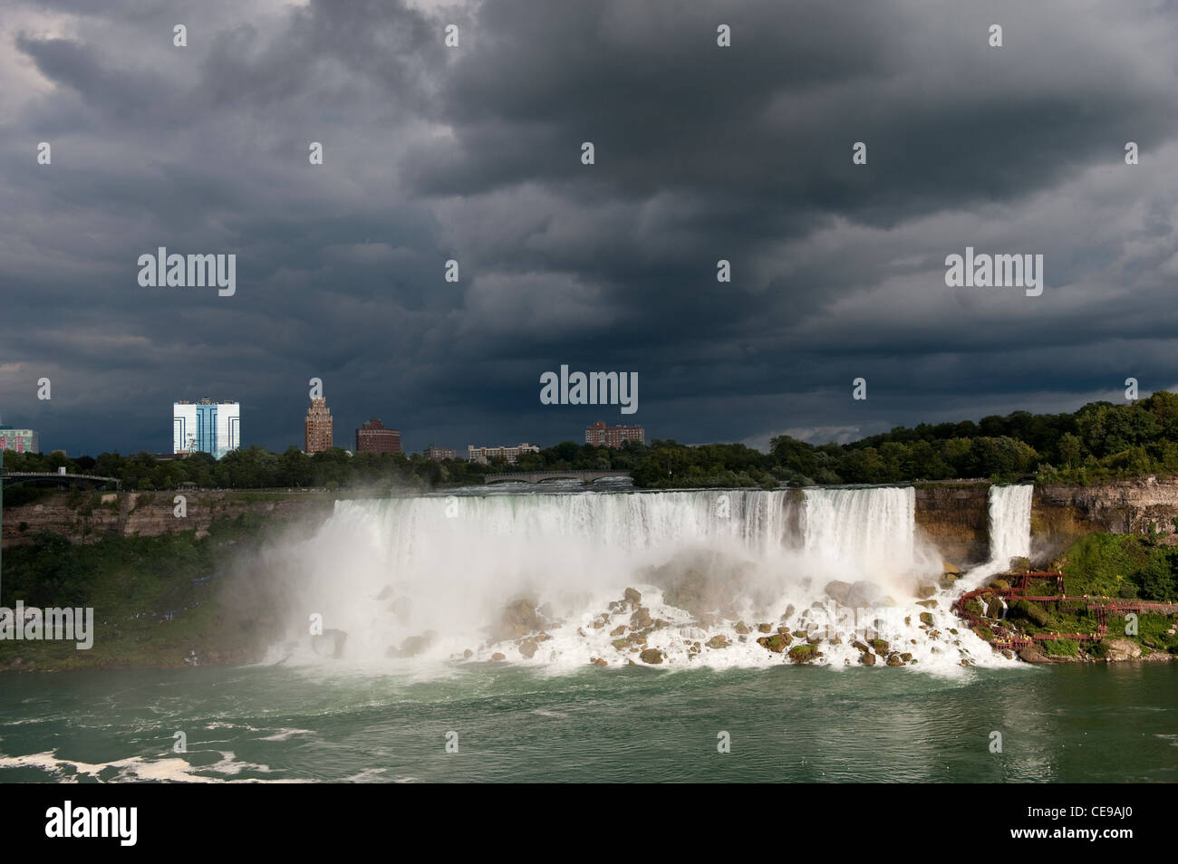 Gewitterhimmel über den American Falls in Niagara Falls. Stockfoto