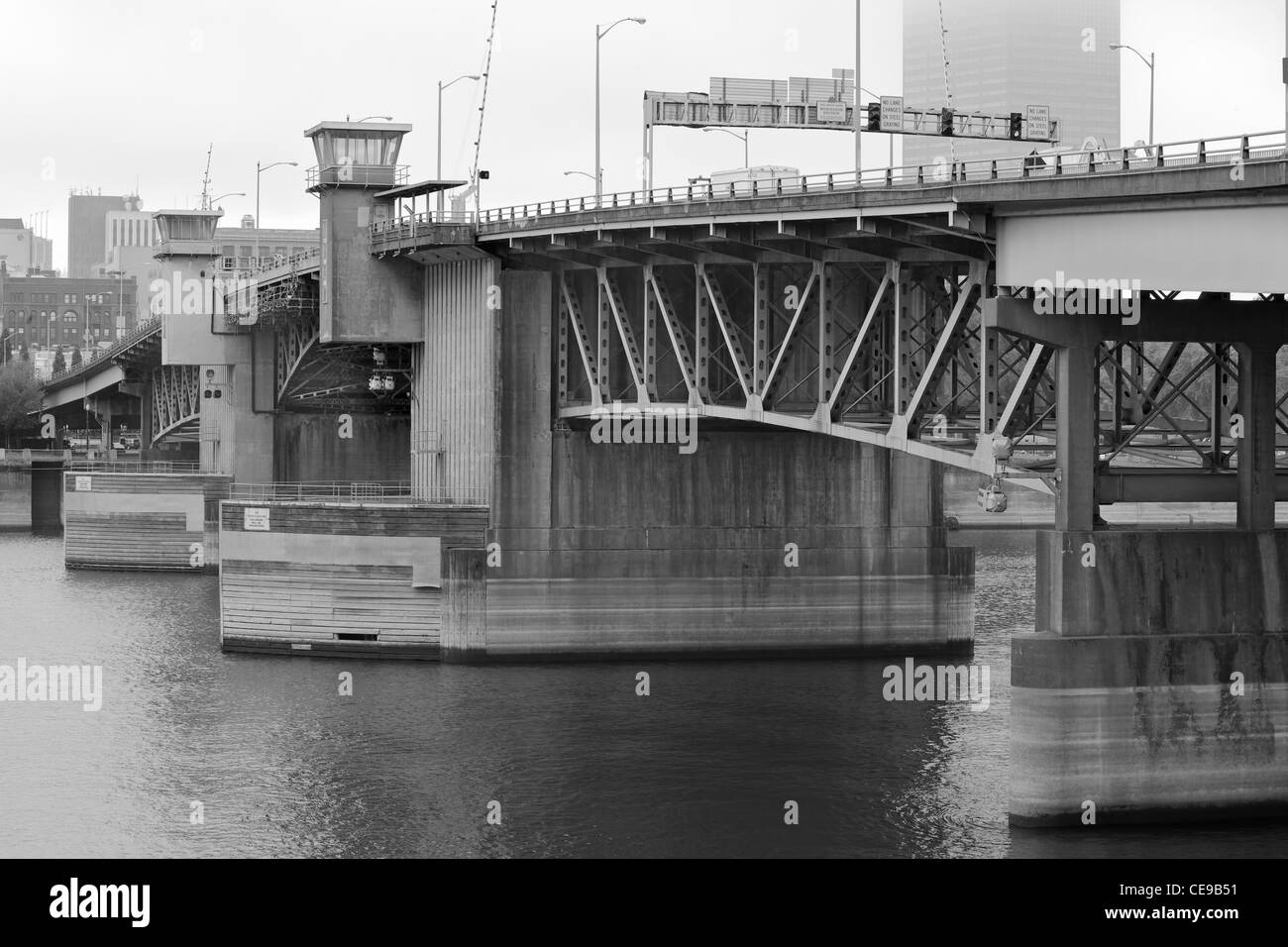 Portlands Burnside-Brücke über den Willamette River an einem trüben Tag in schwarz / weiß Stockfoto