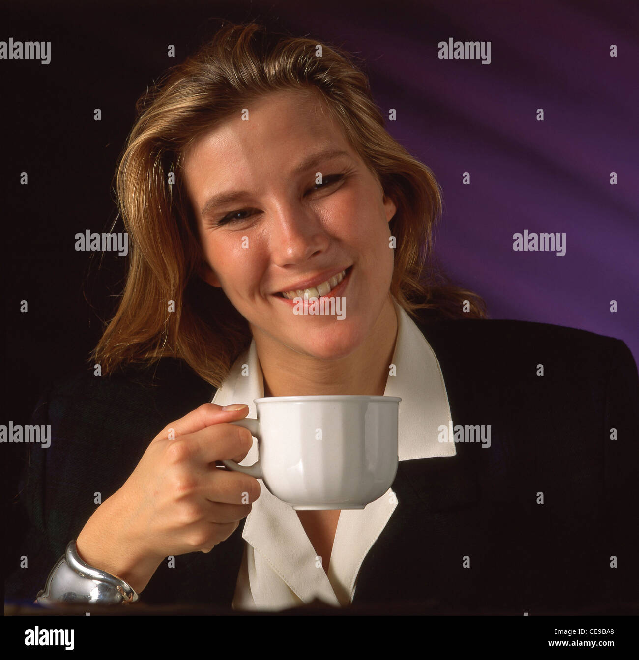 Junge Geschäftsfrau, die Tasse Tee, Berkshire, England, Vereinigtes Königreich Stockfoto