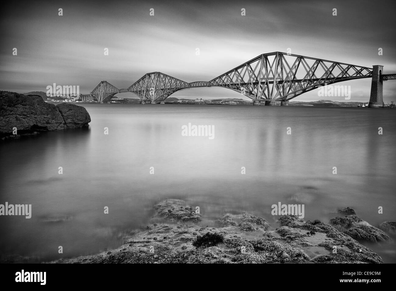 Die Forth Rail Bridge über den Firth of Forth in der Nähe von Edinburgh in Schottland, Vereinigtes Königreich Stockfoto