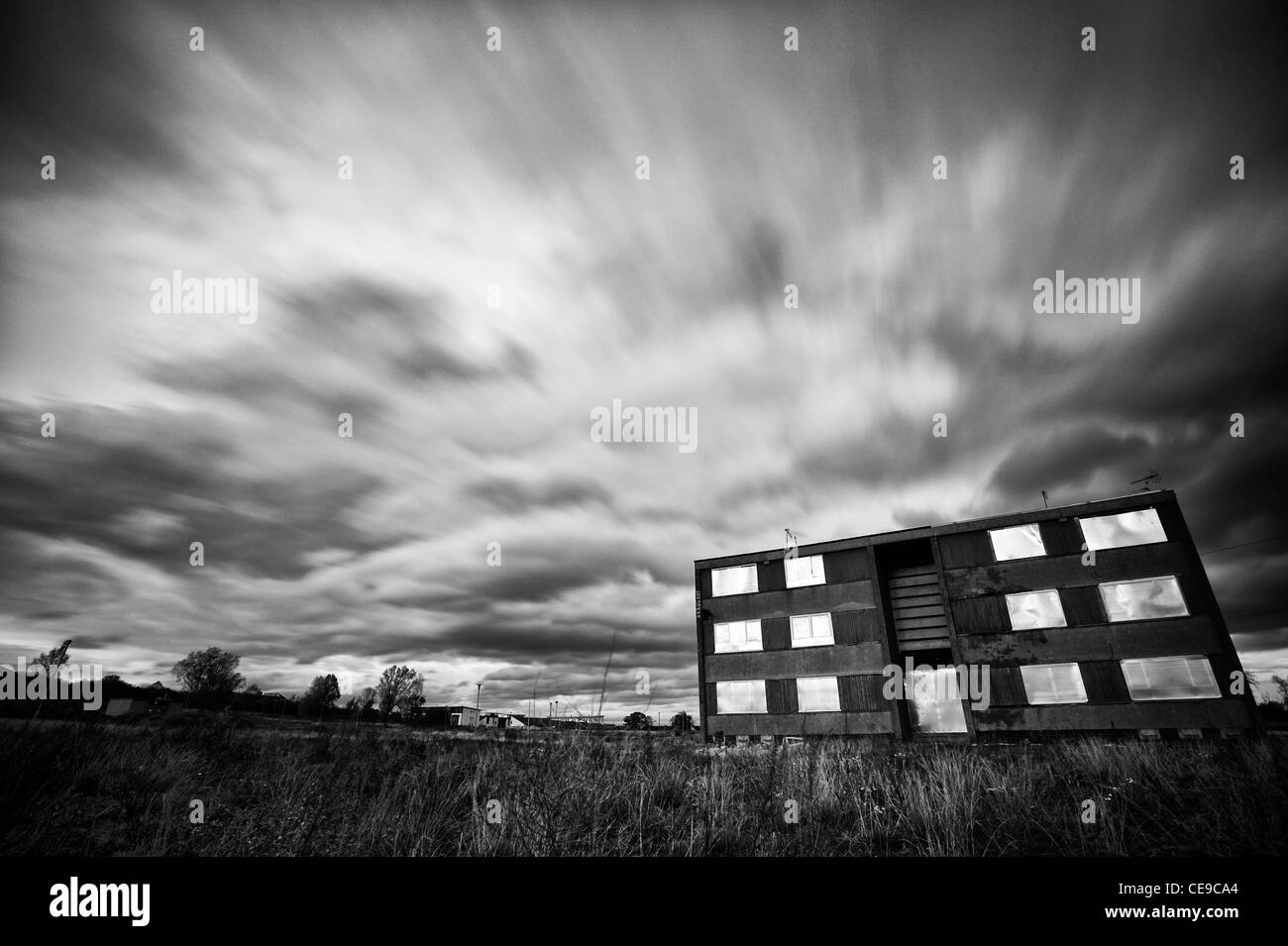 Mit Brettern vernagelt Wohnblock im Bereich Craigmillar von Edinburgh, Scotland, UK. Stockfoto