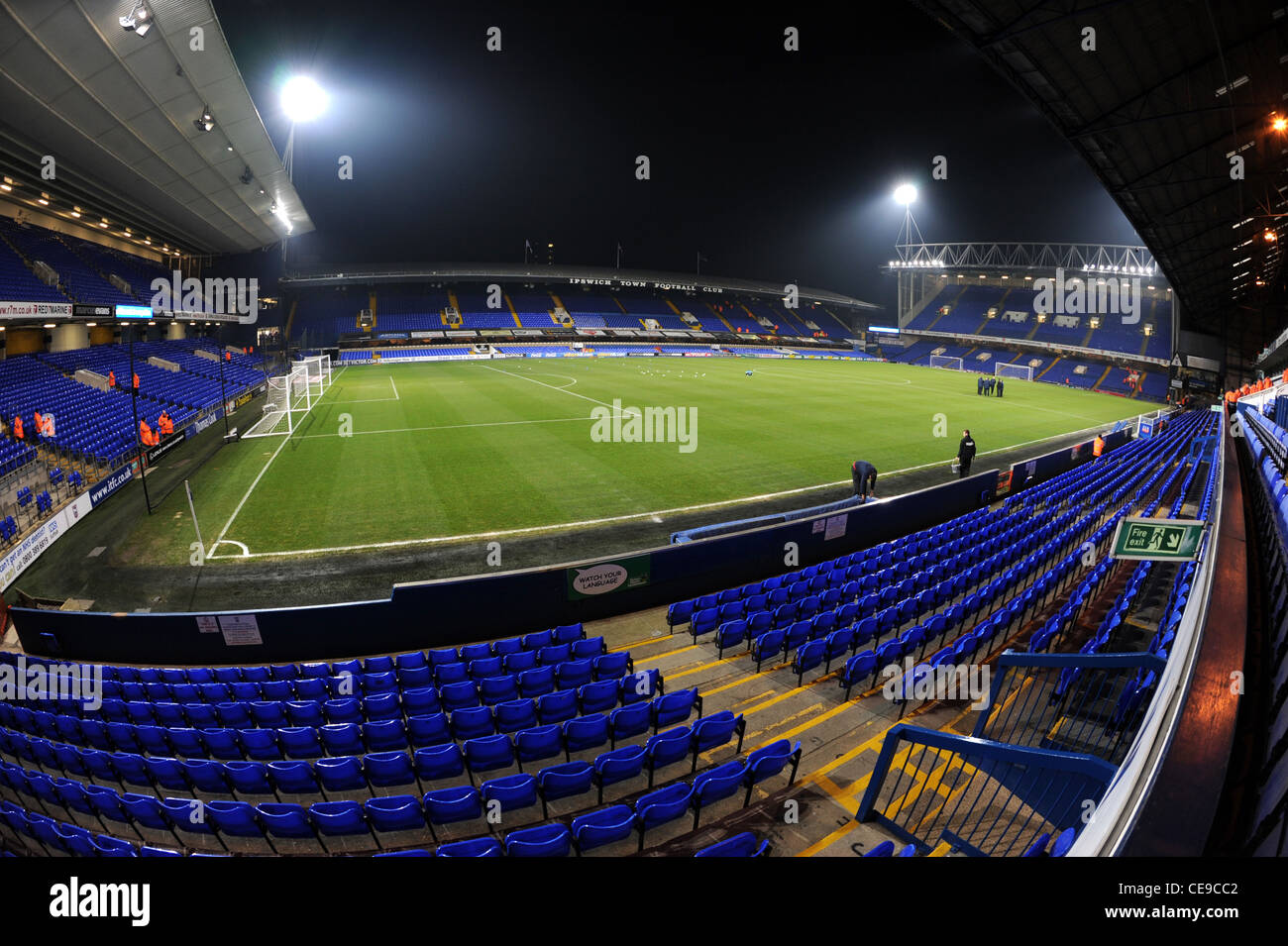 Innenansicht der Portman Road Stadium in der Nacht unter Flutlicht, Heimat von Ipswich Town Football Club Stockfoto