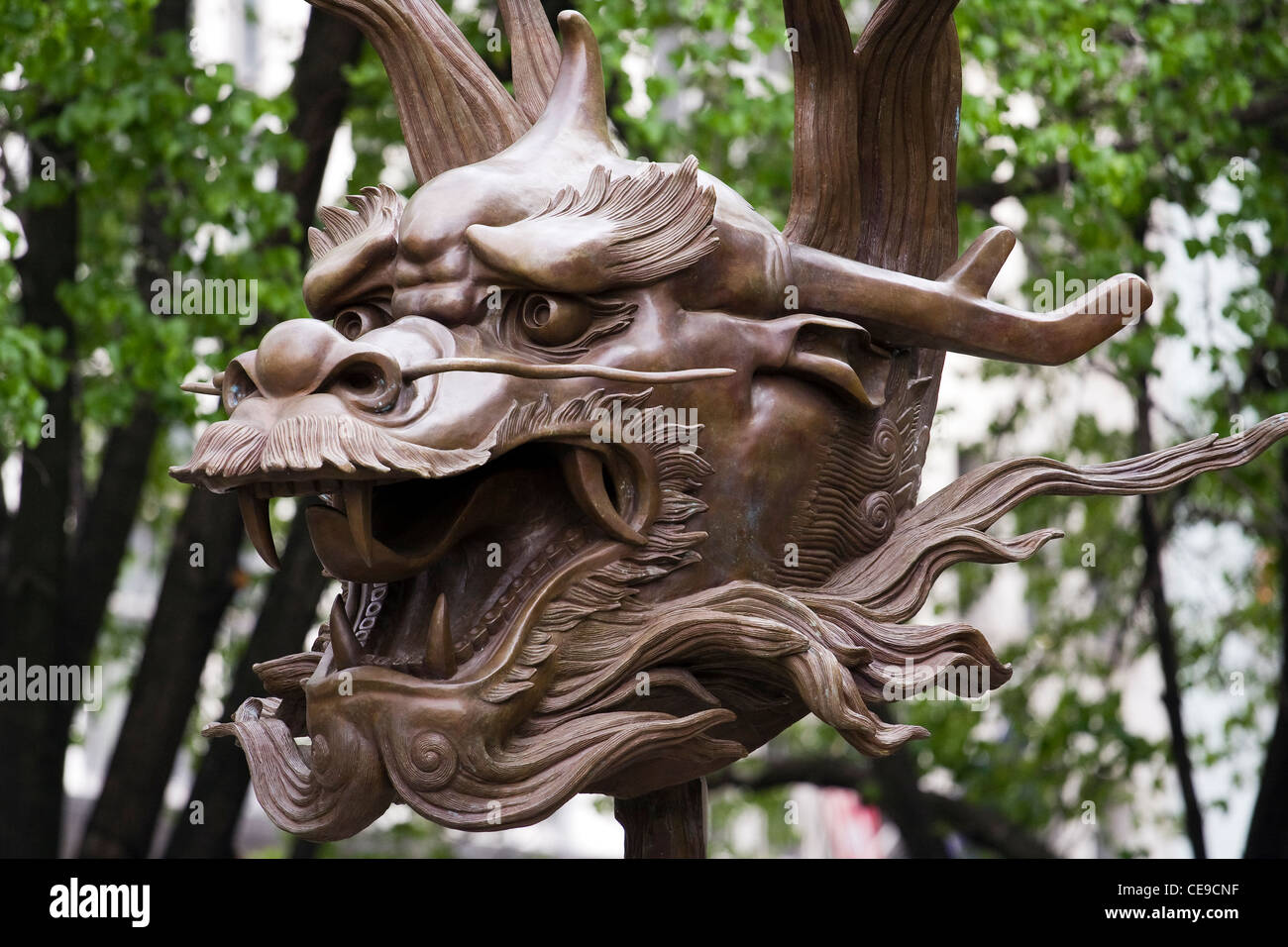 Bronzene Drache Teil der Zodiac Heads Skulpturen von Künstler Ai Weiwei in New York City Stockfoto