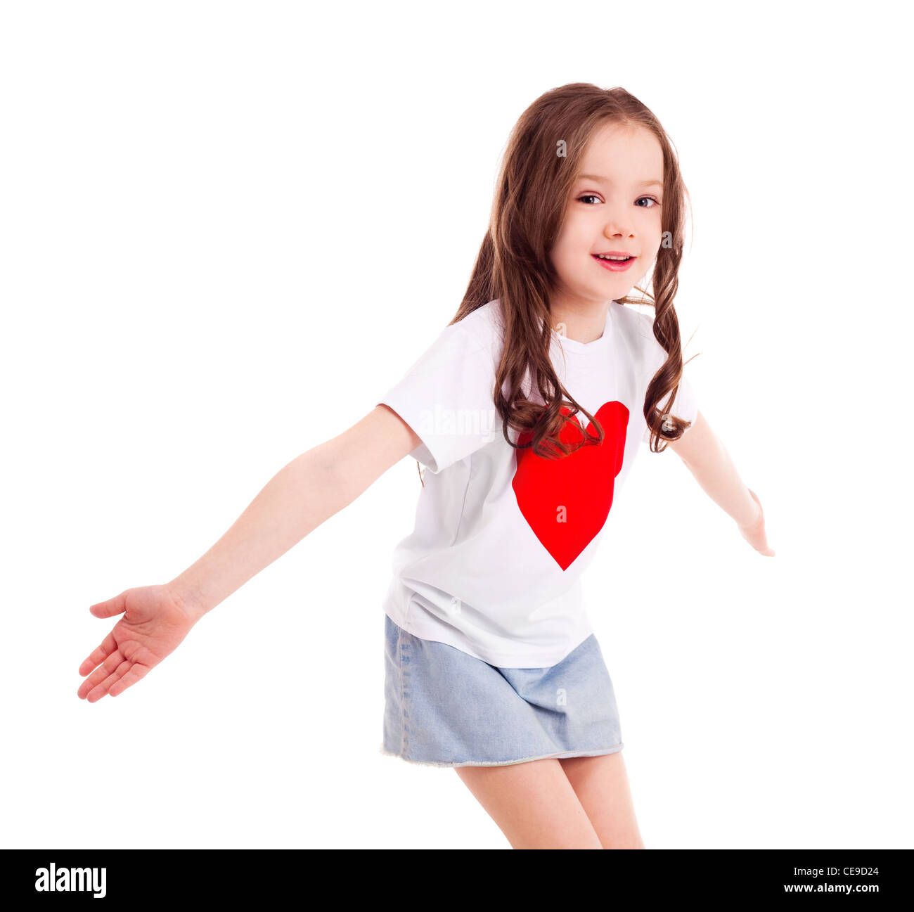 niedliche sechs Jahre alten Mädchen trägt ein T-shirt mit einem großen roten Herz auf weißen Hintergrund isoliert Stockfoto