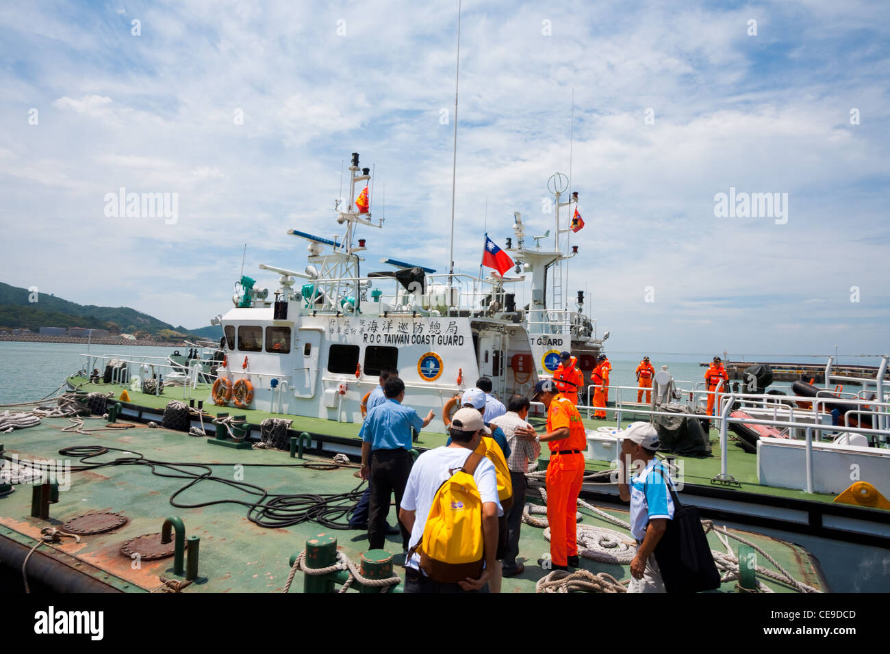 Taiwanesische Kosten Wache Mitglieder willkommen an Bord einer Gruppe von taiwanesischen Würdenträger auf einem Kutter Boot 15 August Matzu Island, Taiwa Stockfoto