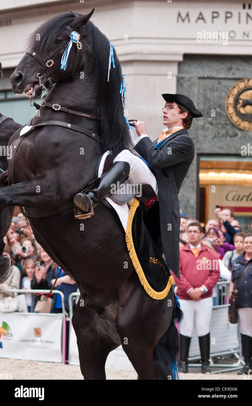 Reiter bilden eine Menorca Reitschule am Geschmack von Spanien, Regent Street, London Stockfoto