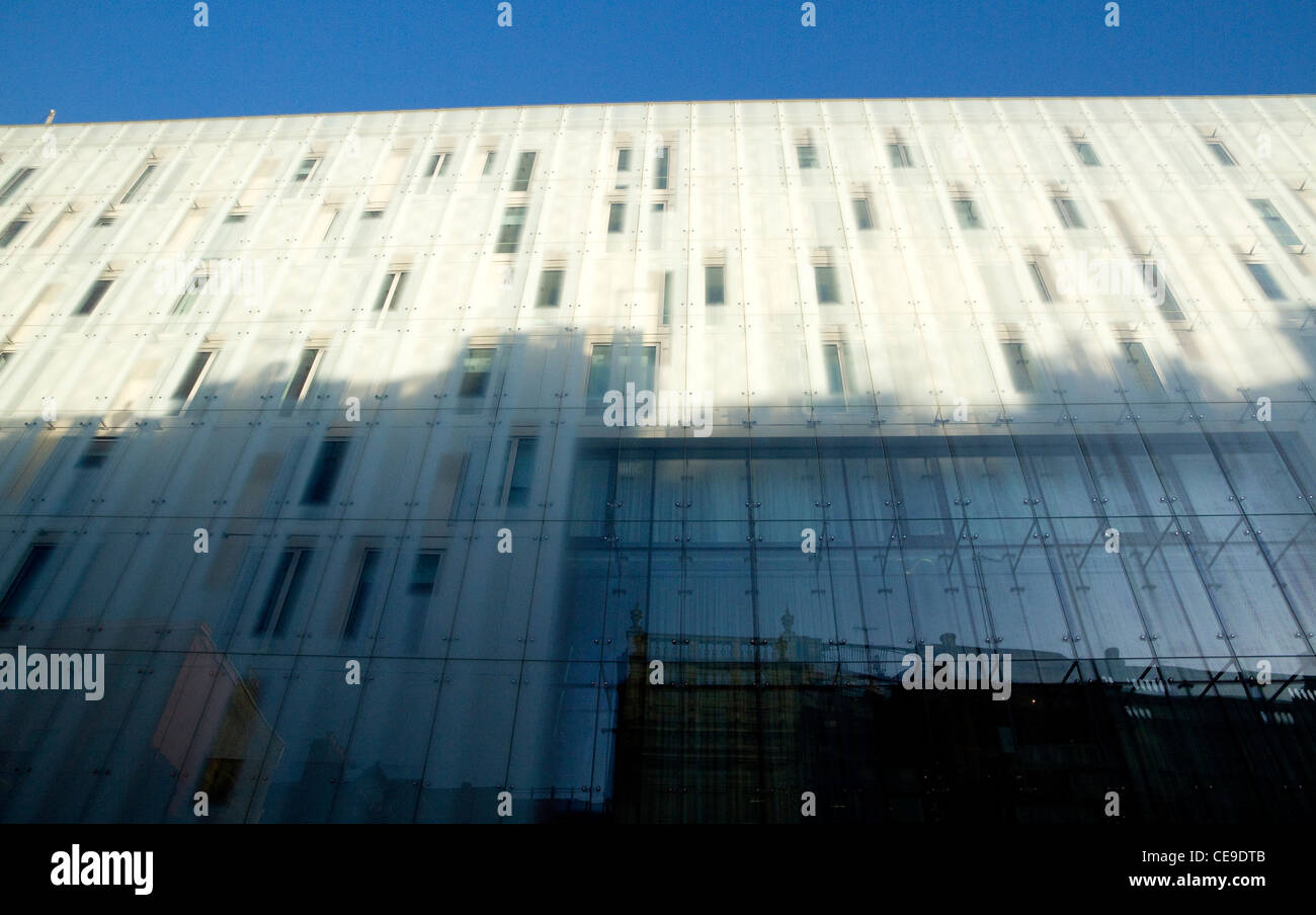 Glas-Fassade an einem Gebäude in London West End England Stockfoto