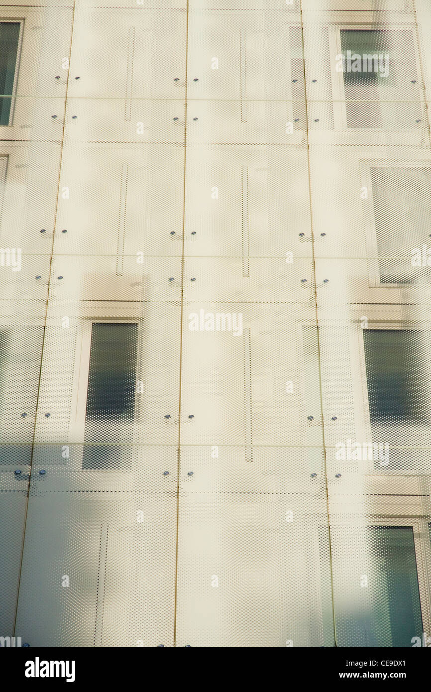 Glas-Fassade an einem Gebäude in der West End London England Stockfoto