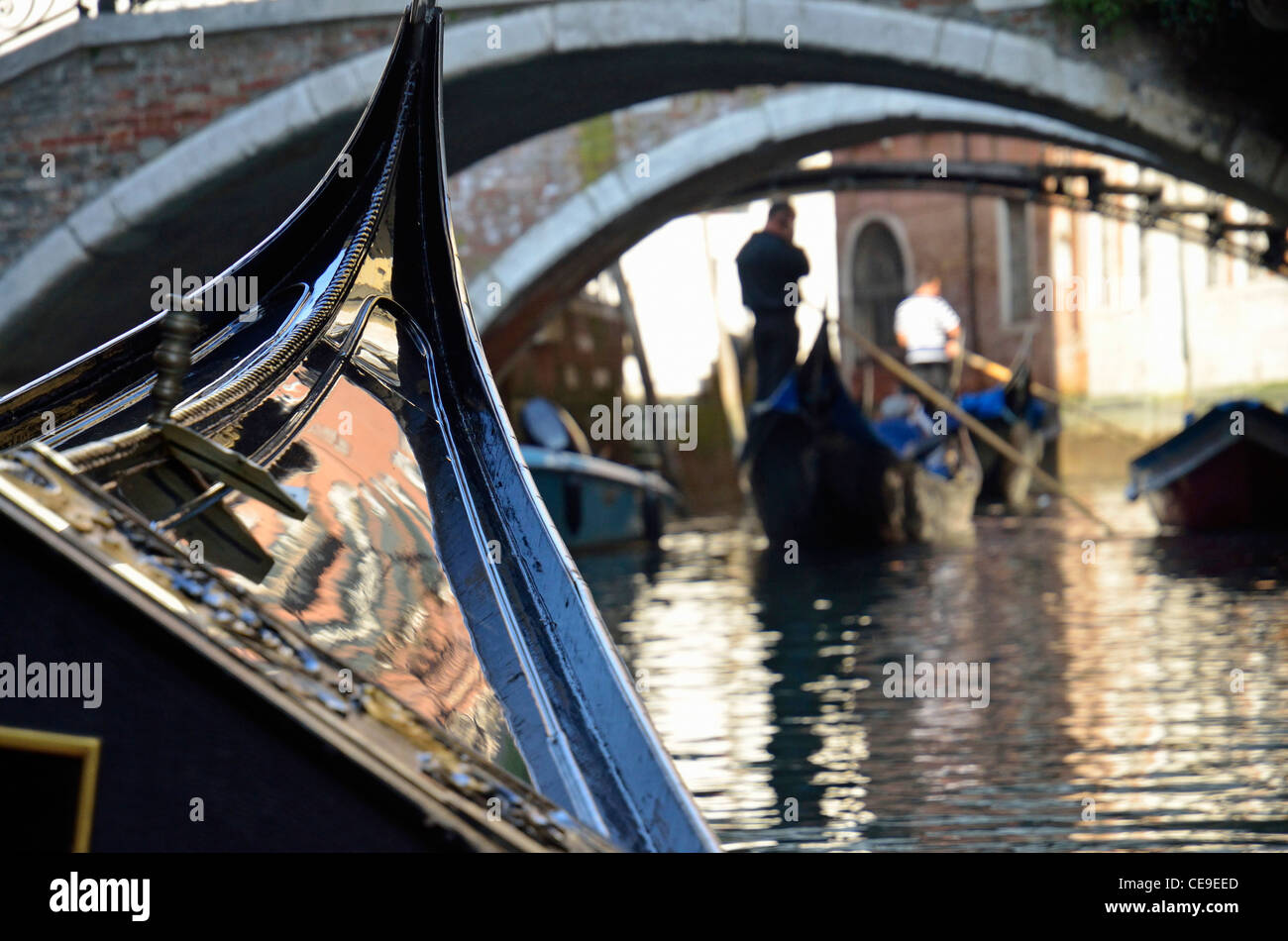 Gondel-Bogen und Gondolieri auf den Kanälen, Venedig, Italien Stockfoto