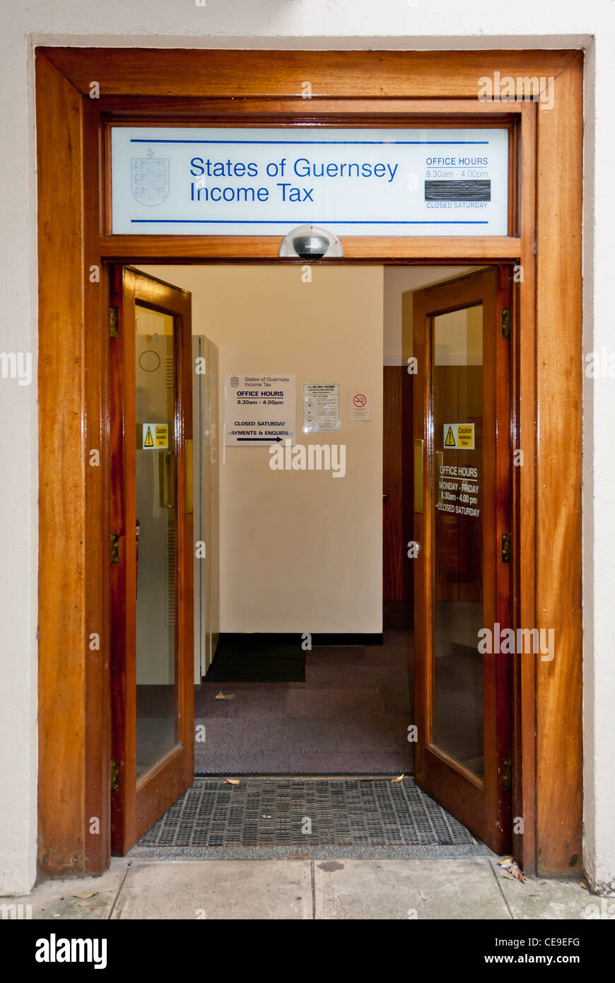 Eingangsportal für die States of Guernsey Einkommensteuer-Büros. Stockfoto