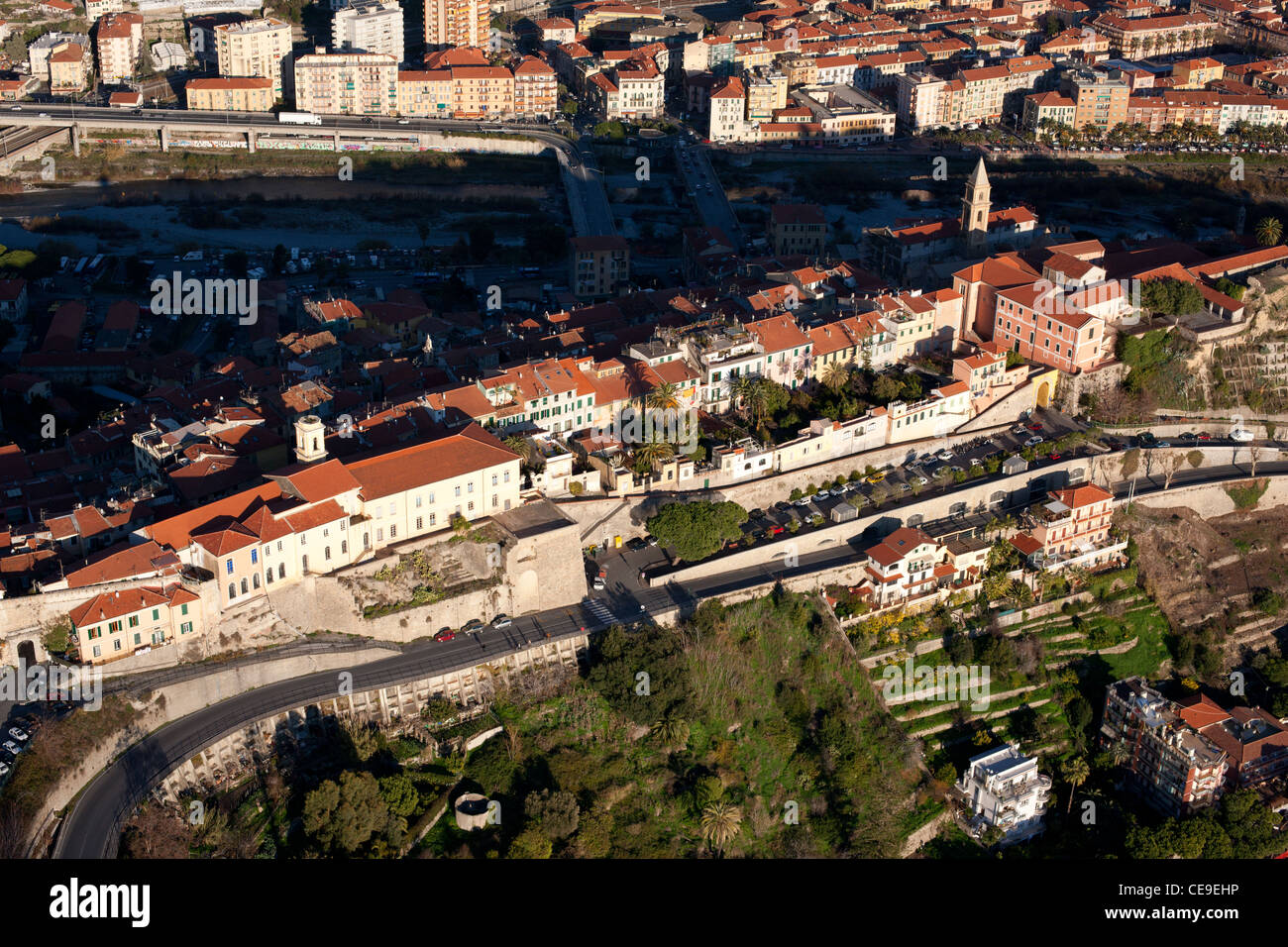 LUFTAUFNAHME. Mittelalterliches Dorf. Ventimiglia Alta, Italienische Riviera, Provinz Imperia, Ligurien, Italien. Stockfoto