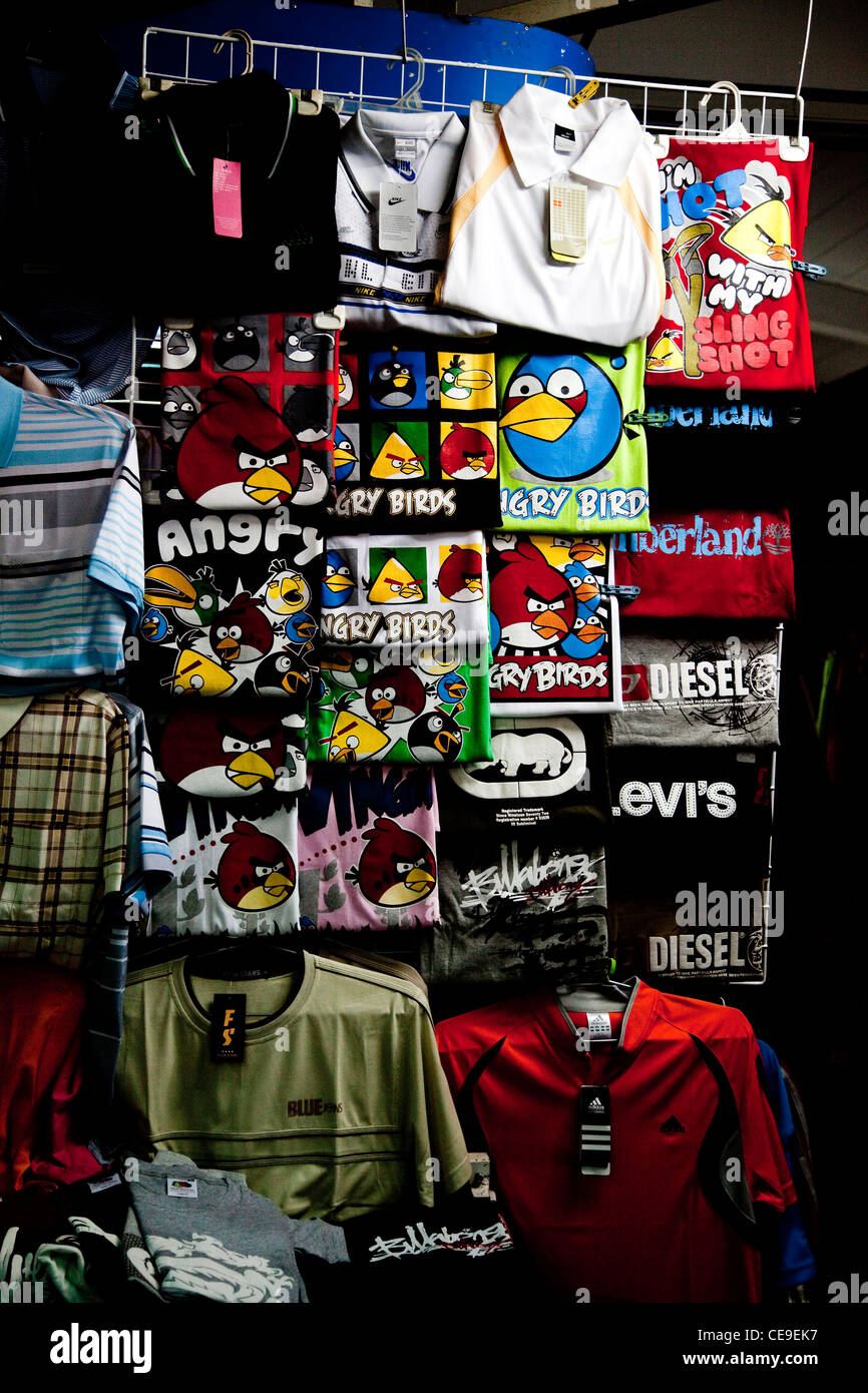 T-Shirts mit Logos und Marken, Zentralmarkt, Phnom Penh, Kambodscha, Asien Stockfoto