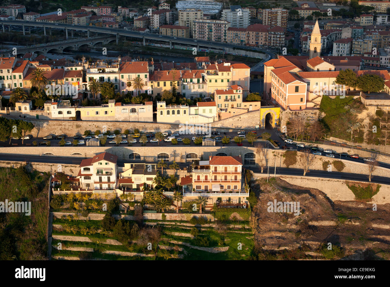 LUFTAUFNAHME. Mittelalterliches Dorf. Ventimiglia Alta, Italienische Riviera, Provinz Imperia, Ligurien, Italien. Stockfoto