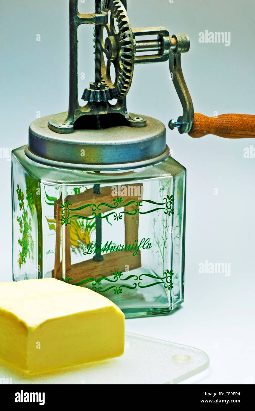 Butterfass mit einem Stück butter Stockfotografie Alamy