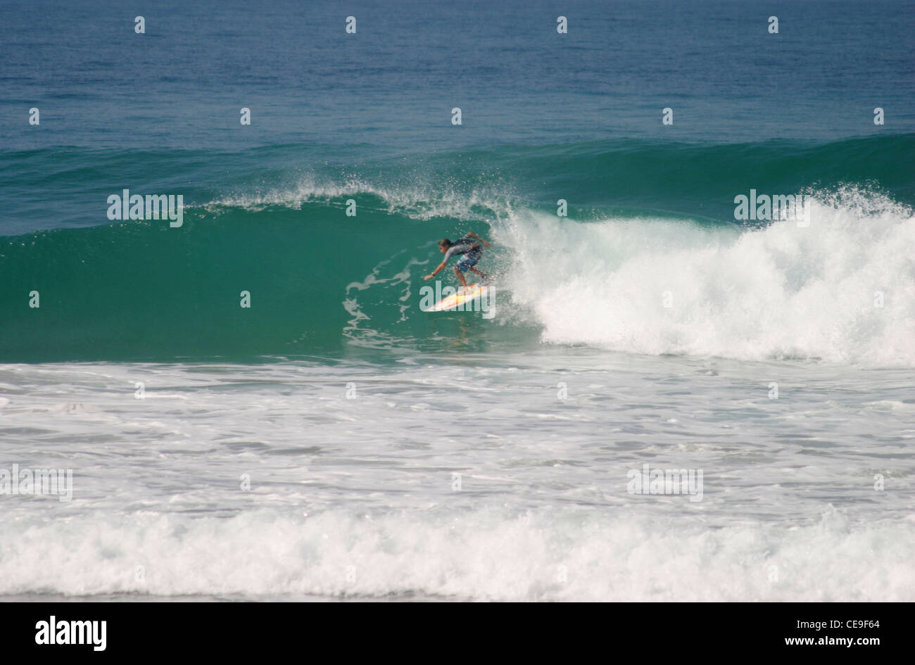 Ein Besuch junger Surfer reitet die Wellen in Hikkaduwa am Main Reef, South West Sri Lanka Stockfoto